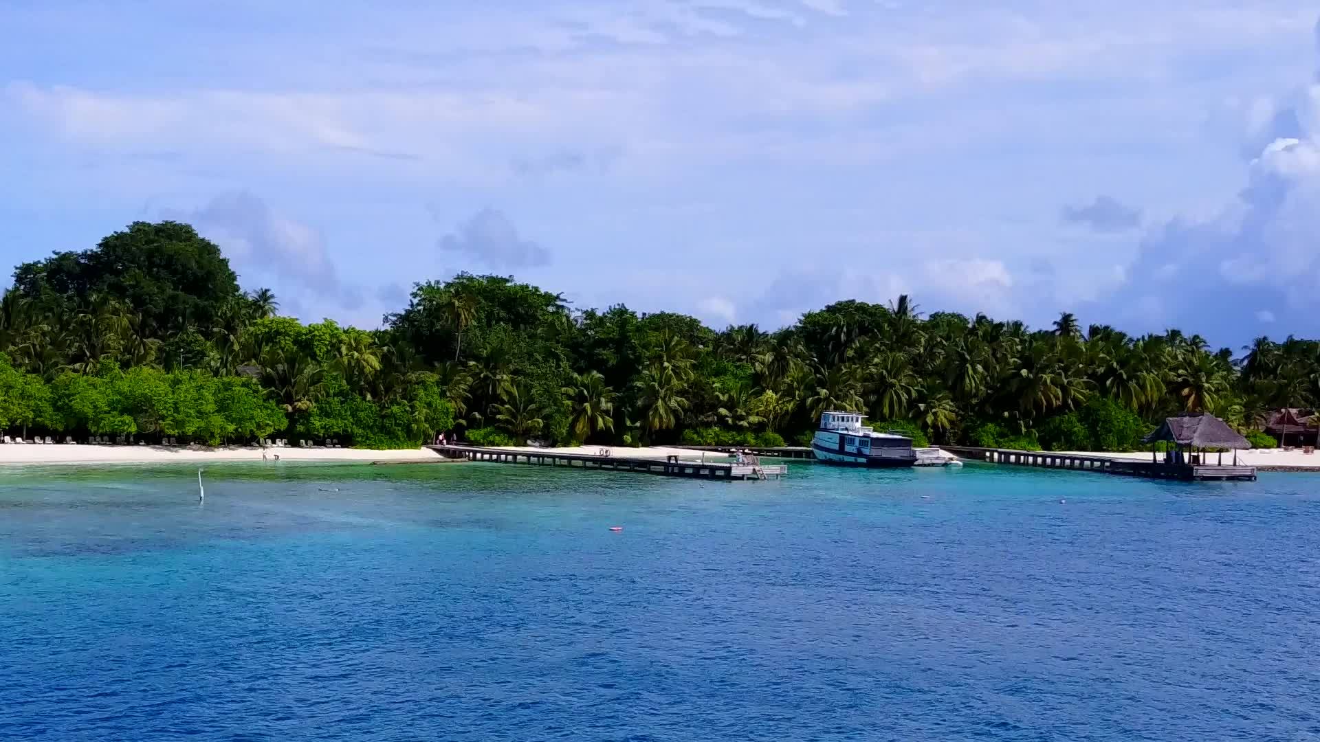 蓝色的海洋伴随着清洁的海滩背景蓝色的海洋平缓地环礁湖海滩度假视频的预览图