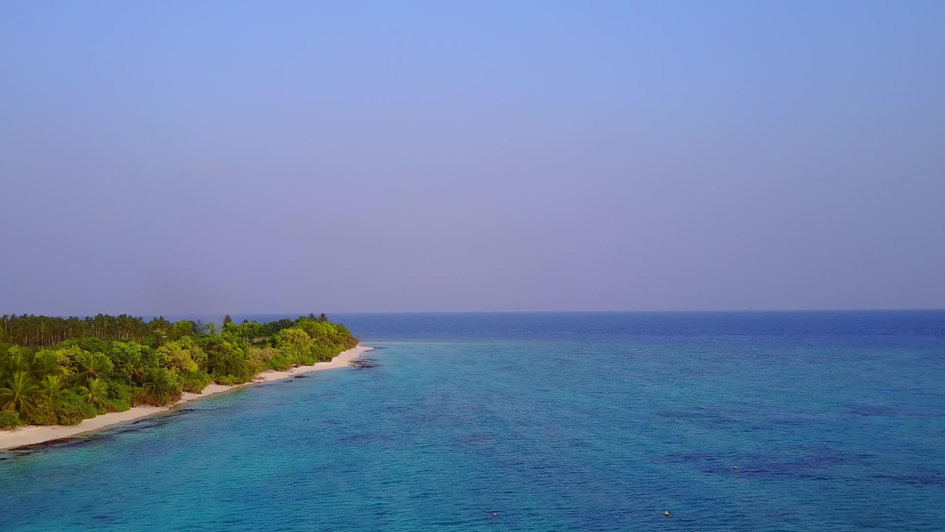 宁静的海景海滩假日以浅海和白色沙滩为背景在空中进行视频的预览图