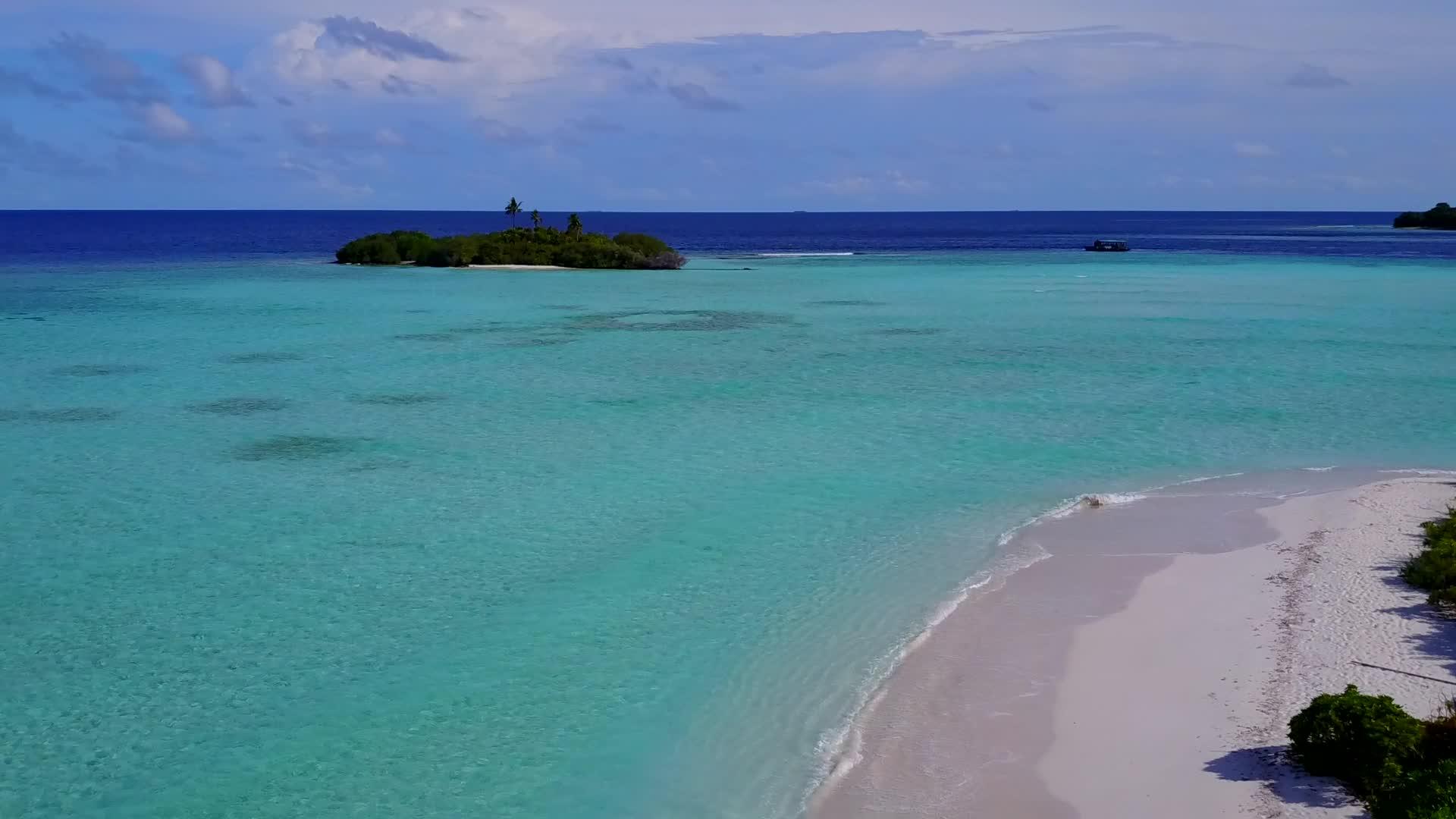 透过蓝环礁浅沙背景的蓝色环礁你可以看到外部海滩破碎的海滩视频的预览图