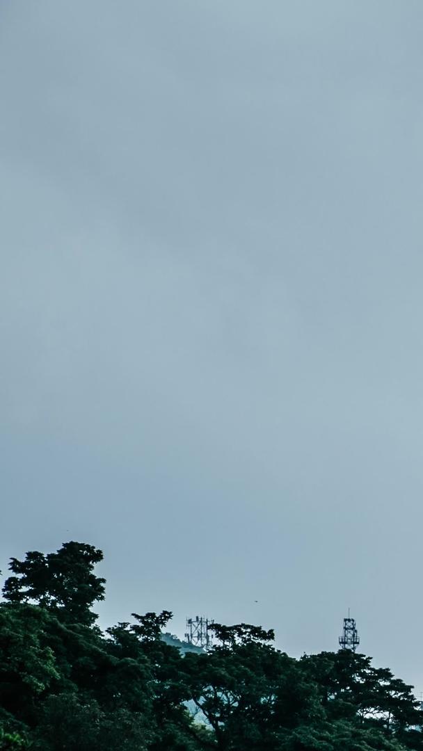 深圳最高山梧桐山拍摄深圳电视塔云烟雾缭绕视频的预览图