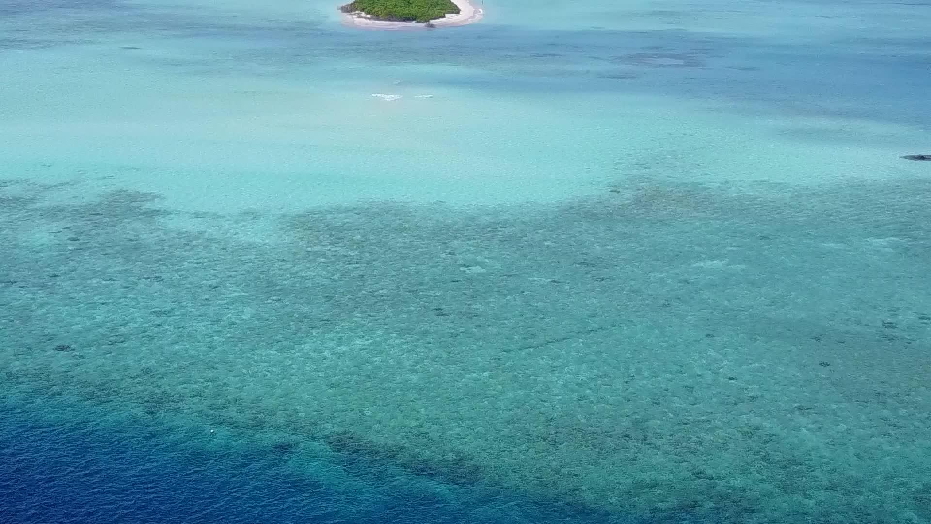 完美的度假海滩时间蓝色海洋和白色沙沙背景视频的预览图