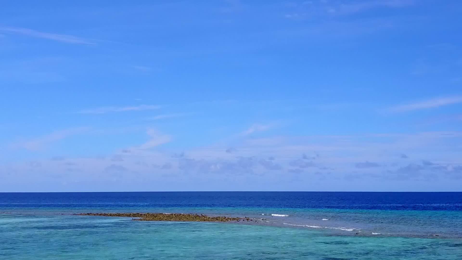 蓝色海洋和白色沙尘背景的热带岛屿海滩之旅视频的预览图