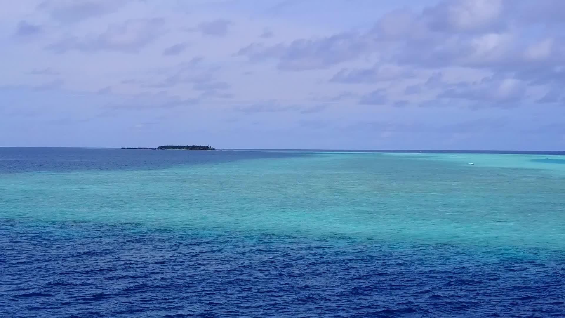 蓝色的海洋和清洁的沙滩背景美丽的海岸线海滩探索风景视频的预览图