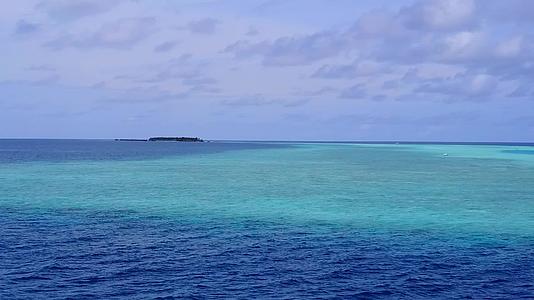 蓝色的海洋和清洁的沙滩背景美丽的海岸线海滩探索风景视频的预览图