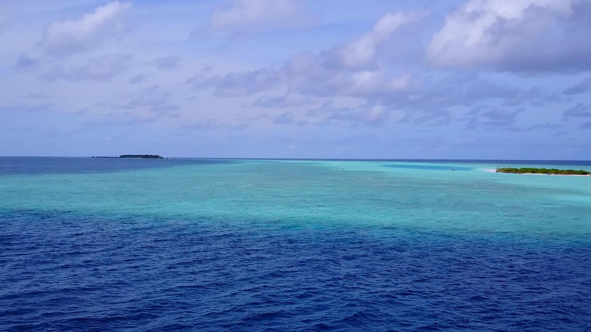 蓝海热带度假海滩度假空中无人机海景有明亮的沙质背景视频的预览图