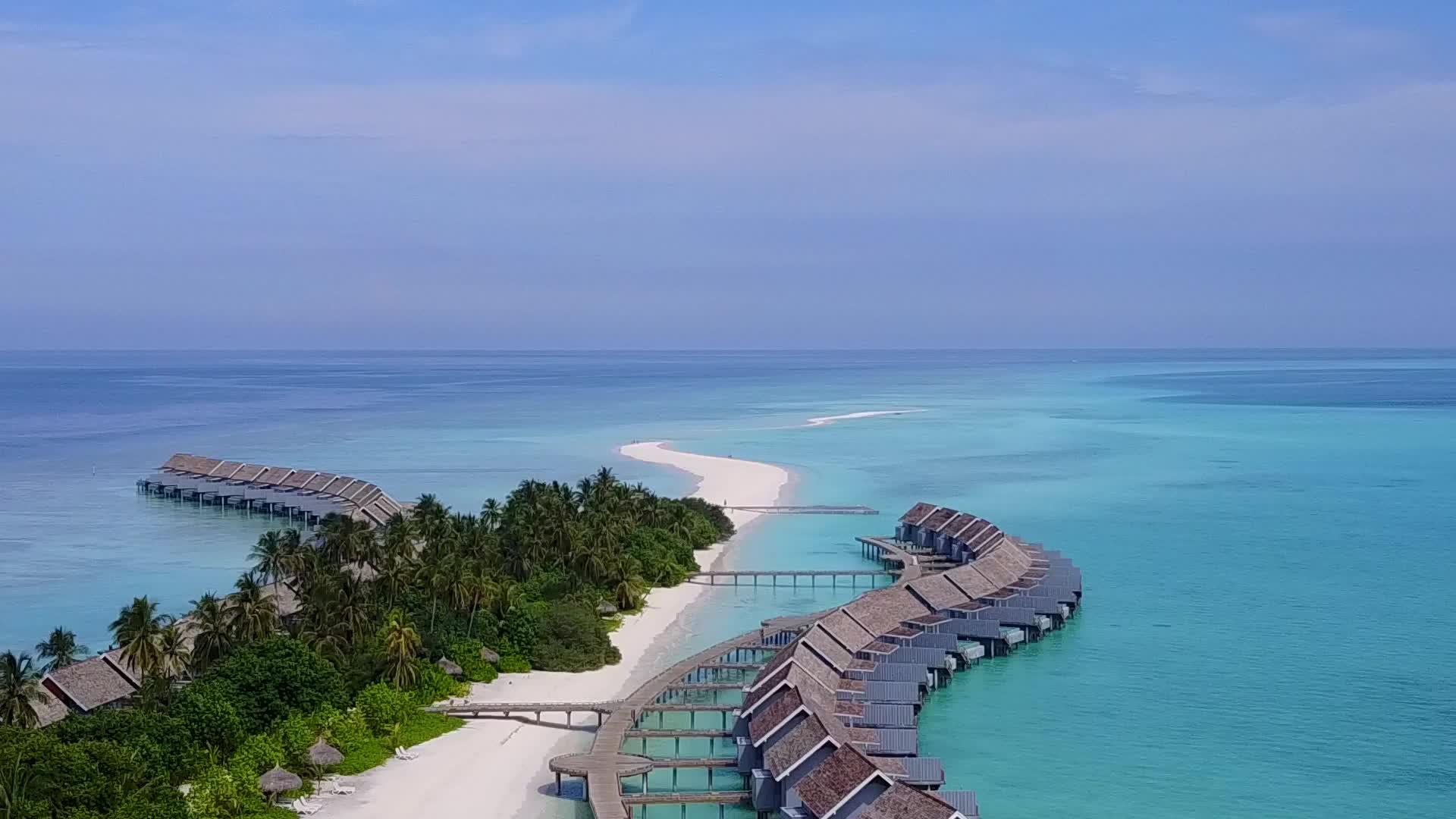 在蓝色海洋和白色海滩的背景下放松空中无人机在海滩上航行视频的预览图