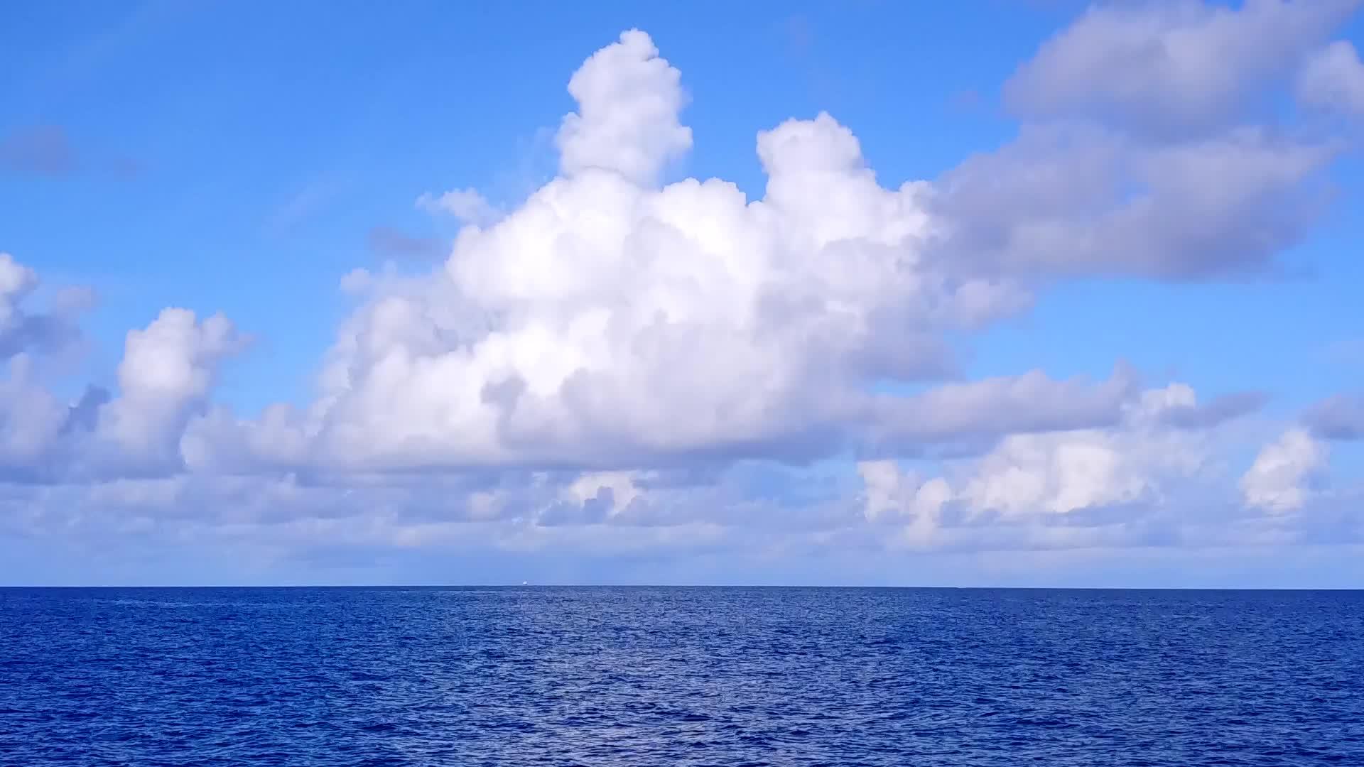 以蓝绿色海洋为背景的白色沙滩航行无人机景观视频的预览图