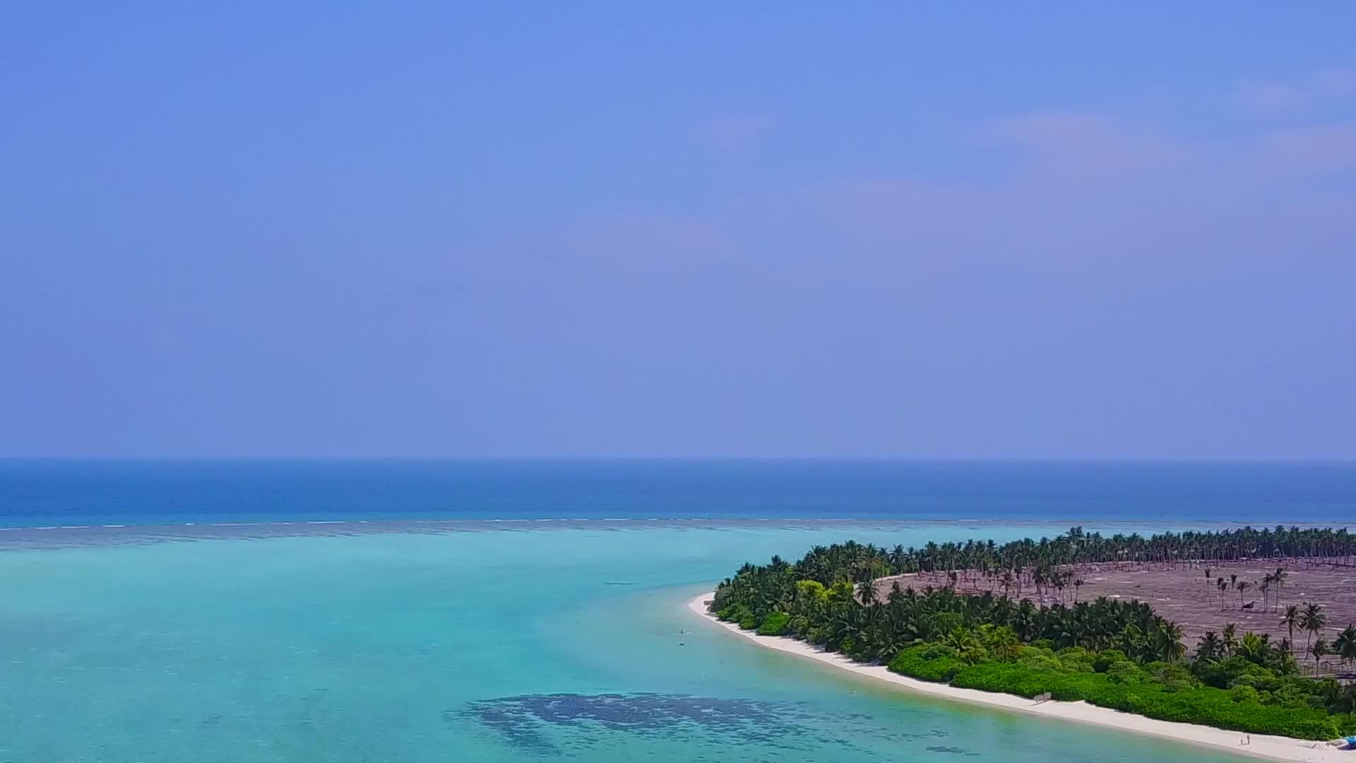 白沙背景蓝海热带海滩无人机空中摘要视频的预览图