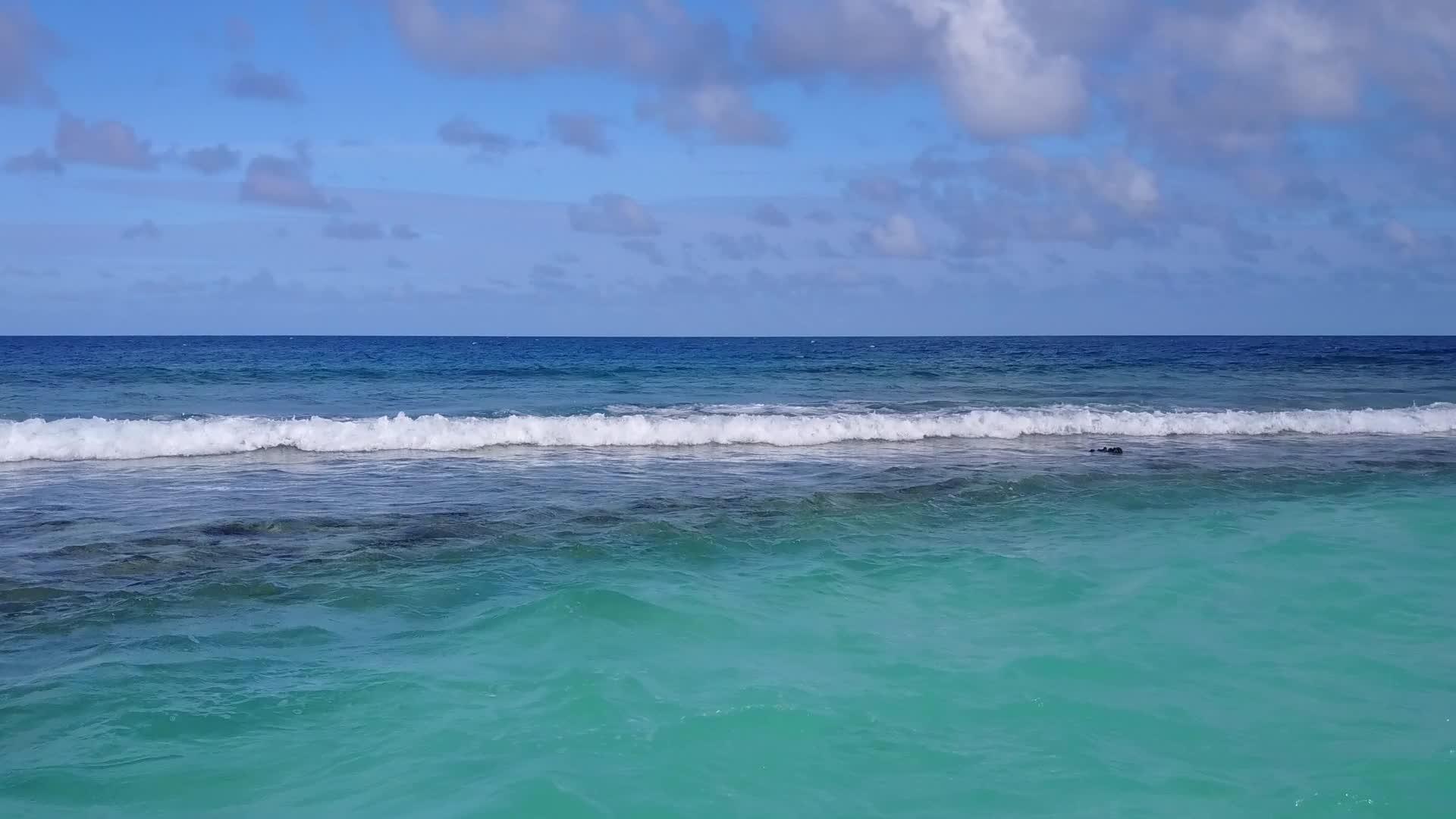 白沙背景蓝色泻湖豪华海景海滩时间无人机风景视频的预览图