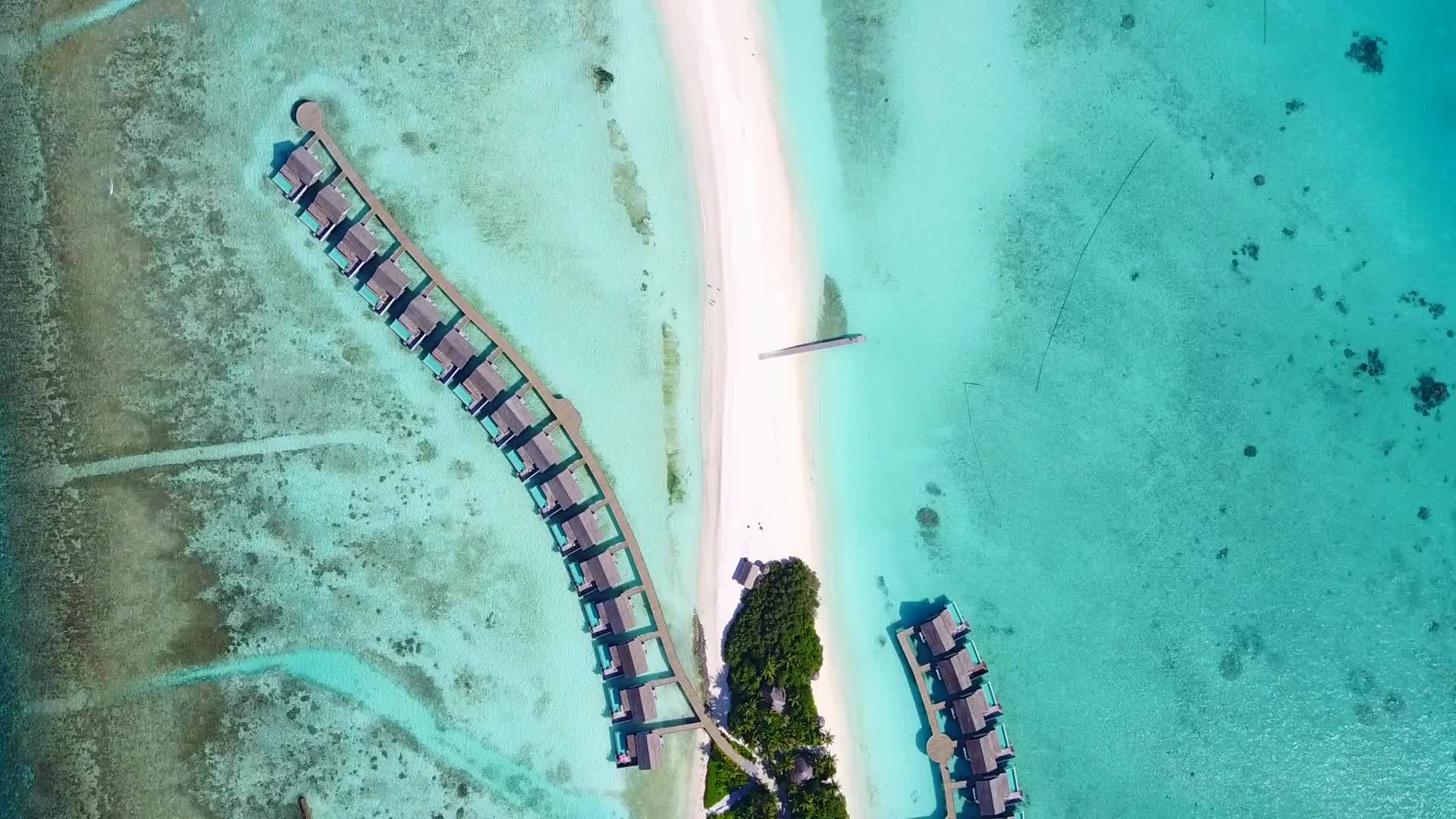 白沙背景蓝绿色泻湖天堂海岸线海滩时间空中无人机风景视频的预览图