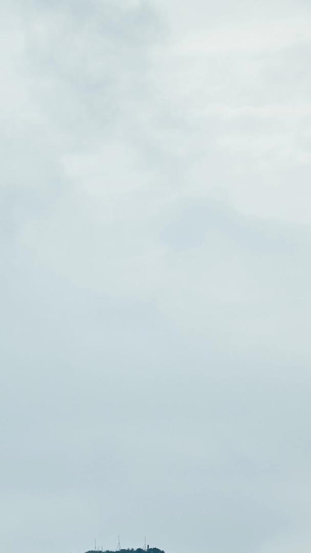 深圳最高山梧桐山拍摄深圳电视塔云烟雾缭绕视频的预览图