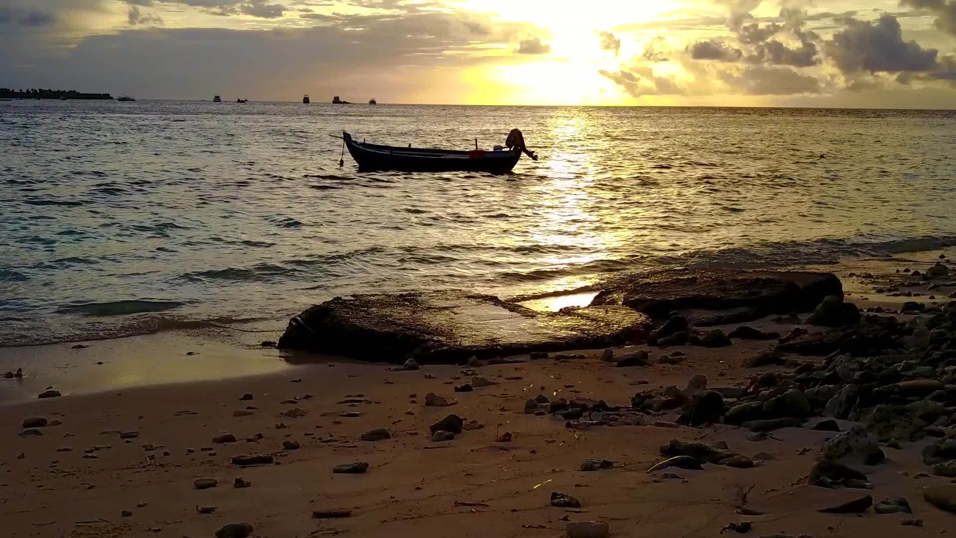 白沙背景清泻湖天堂海岸线海滩时间无人机空中性质视频的预览图