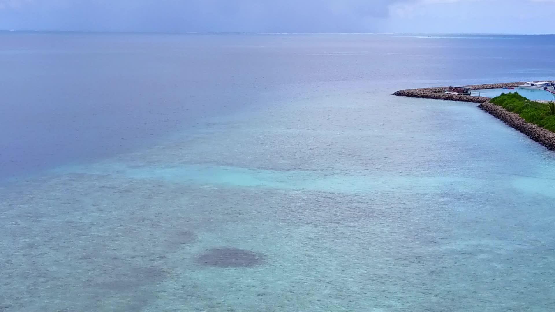 以明亮的沙滩为背景的透明泻湖在国外海岸海滩上冒险的空中无人机视频的预览图