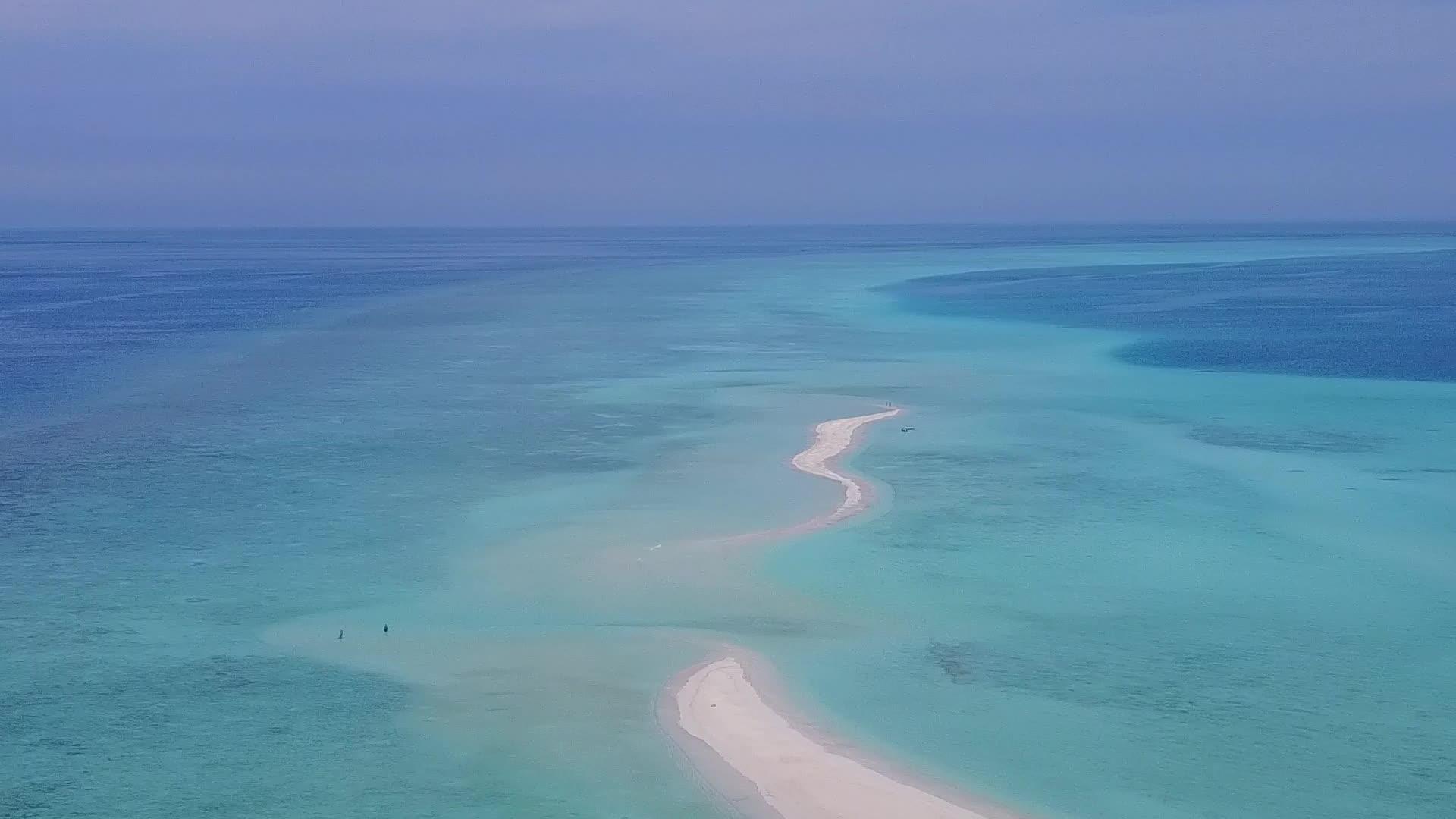 热带海滩假日浅水和白色沙底浅水和白色沙底背景视频的预览图