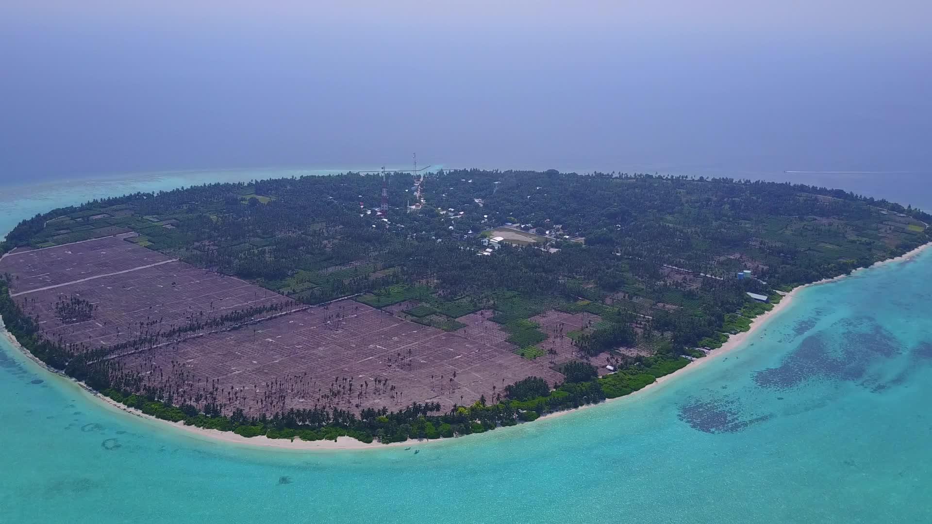 热带海岸线海岸海滩空中无人驾驶飞机以浅沙为背景视频的预览图