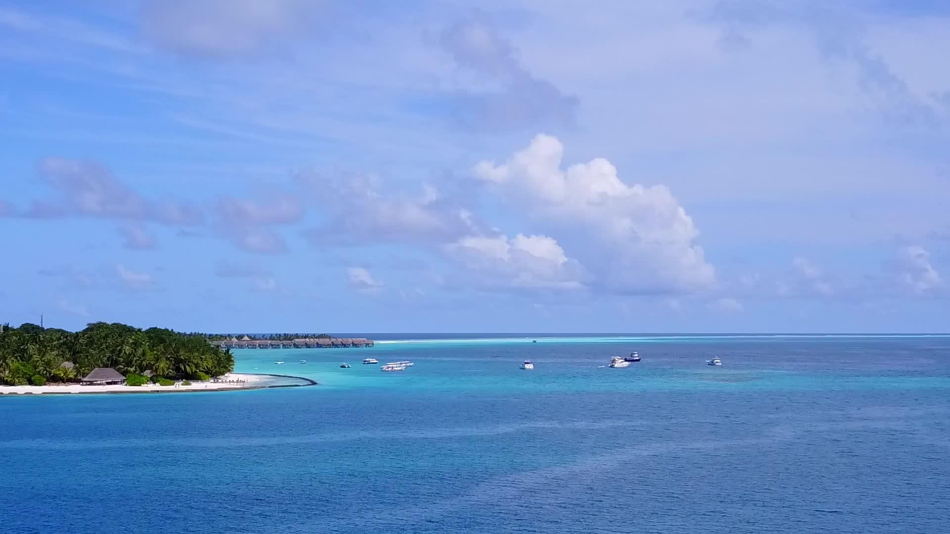 水蓝色海洋和白色海滩背景下的无人机之旅视频的预览图