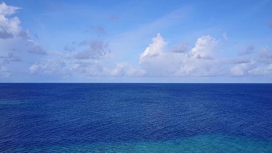 在水蓝色海洋和白色海滩的背景下美丽的旅游海滩航中景观视频的预览图