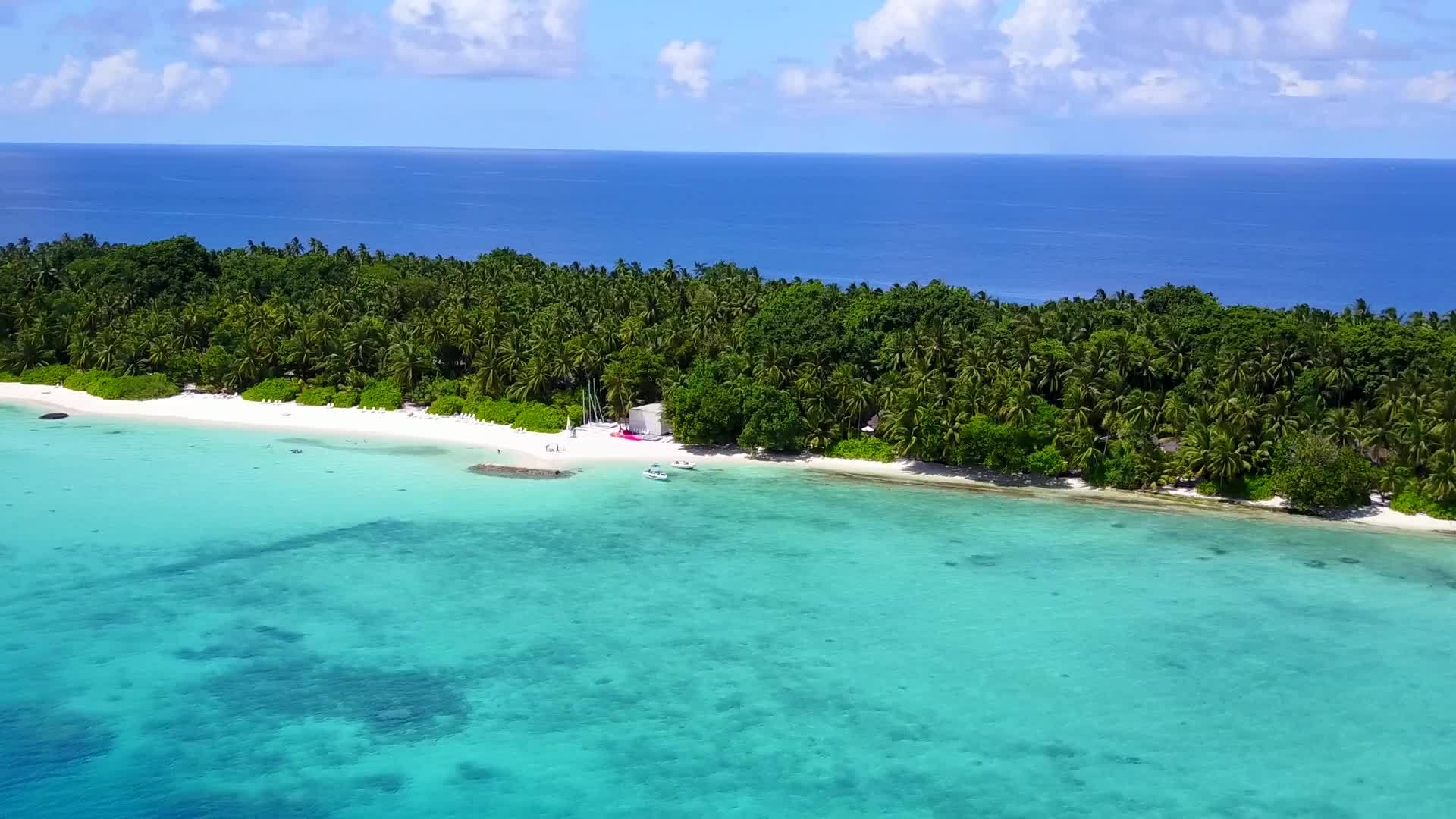 以清水和白色沙滩为背景在宁静的海滩上无人驾驶视频的预览图
