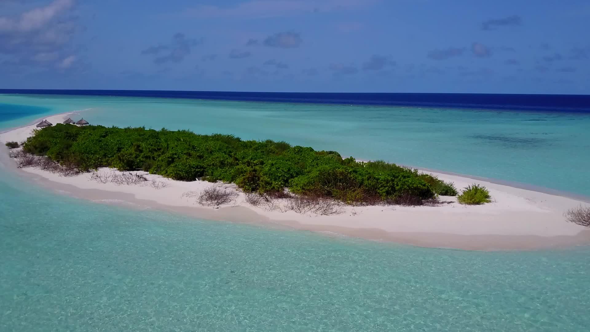 空中无人飞机以蓝水和白色沙滩的背景打破宁湾海滩视频的预览图