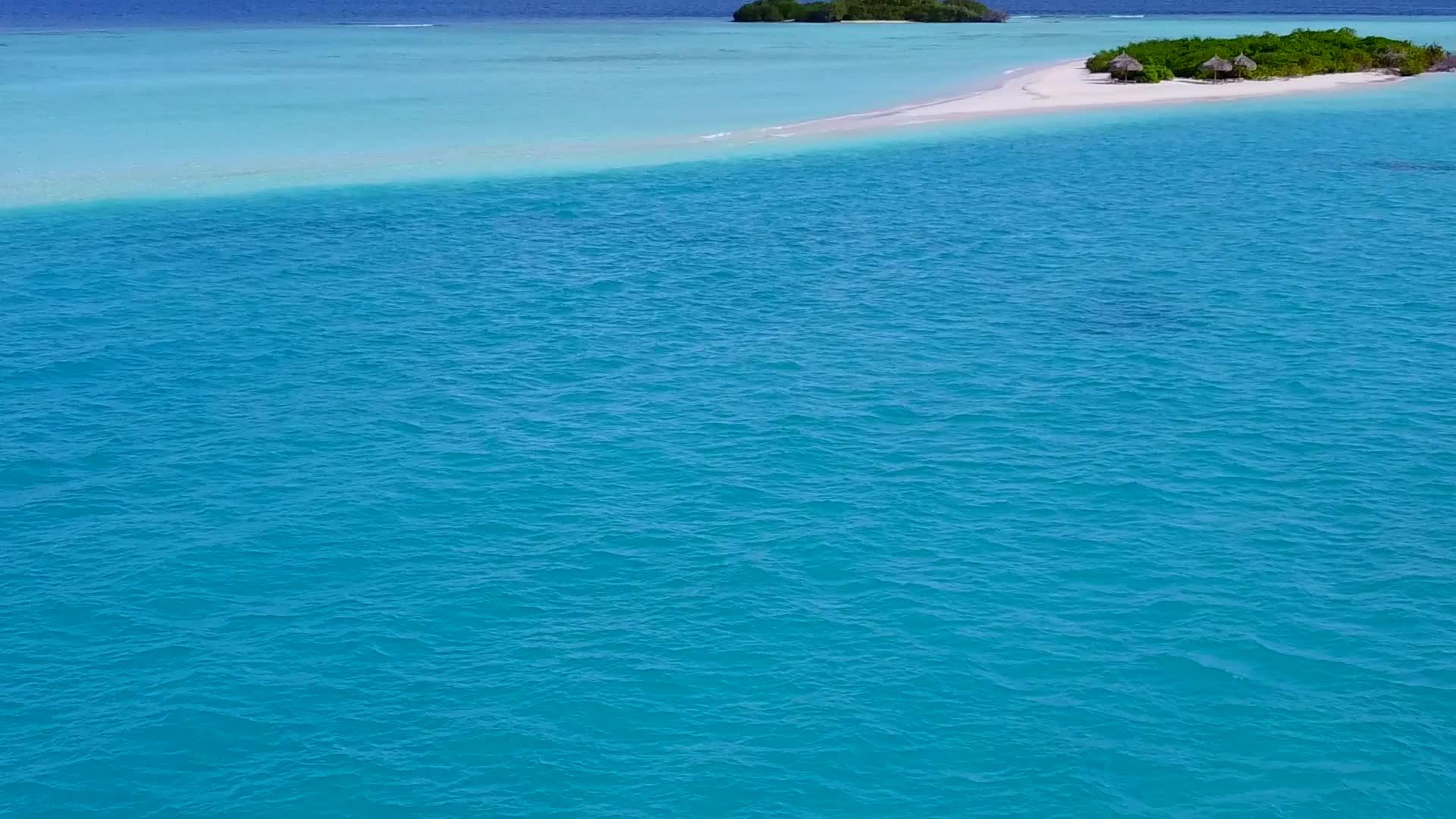 热带海岸线海滩探险飞行以蓝水和白沙为背景视频的预览图