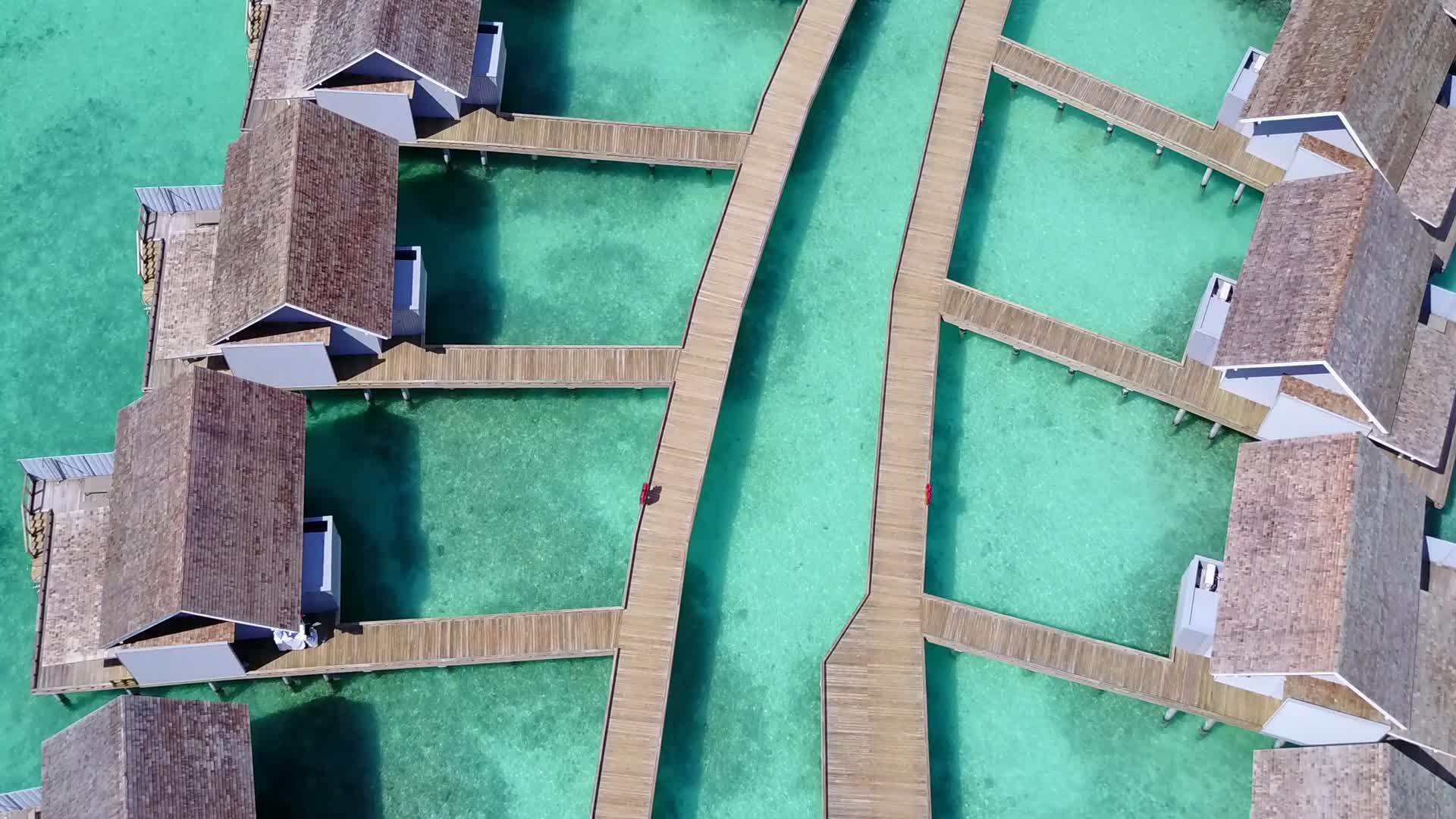 无人驾驶飞机以蓝海和白沙底蓝海为宁静的环礁湖海滩度假视频的预览图