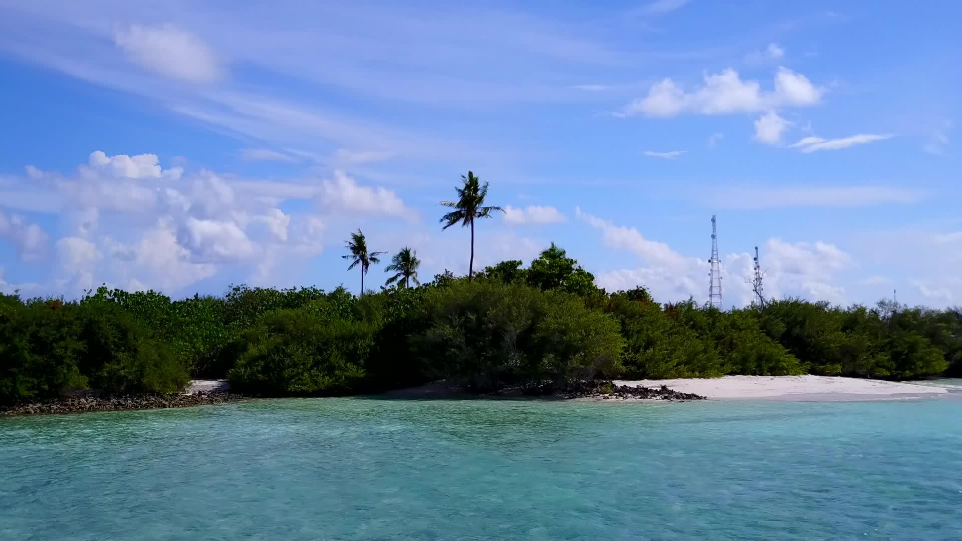 蓝绿环礁湖和白色沙滩背景的完美旅行海滩旅行视频的预览图
