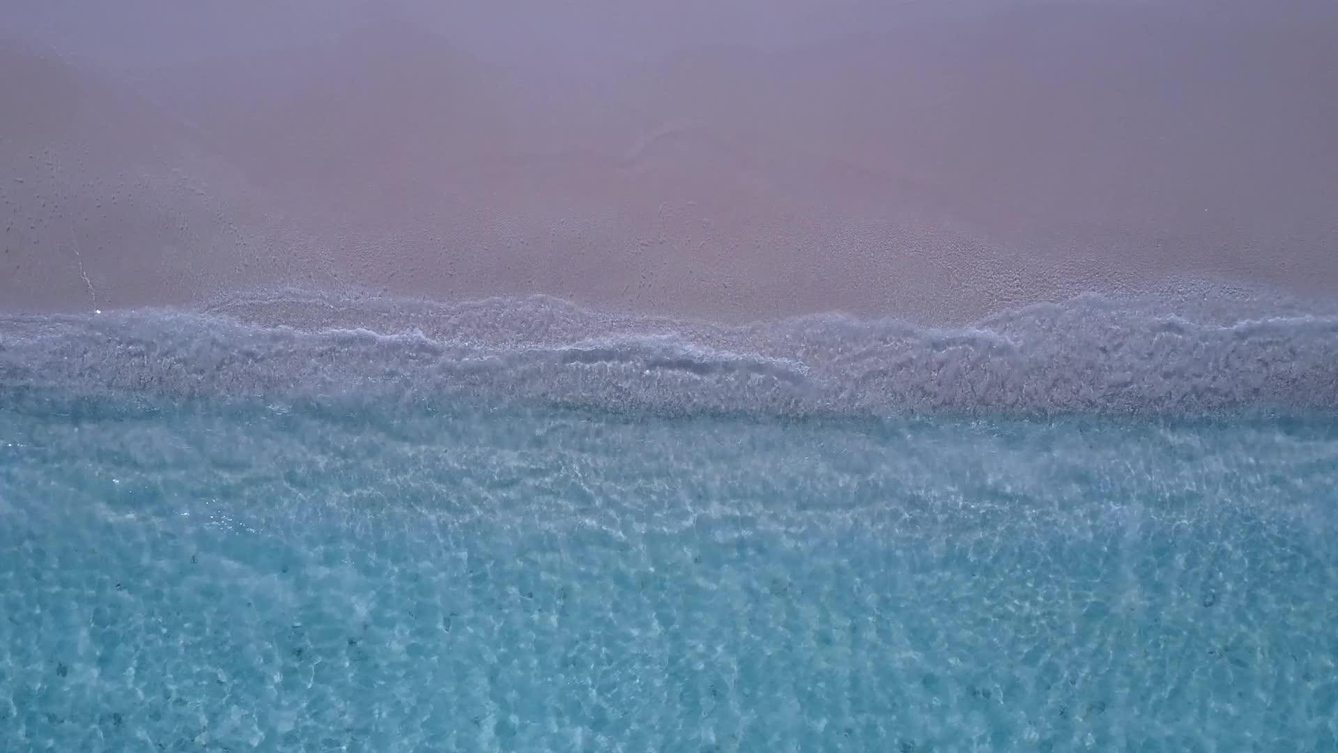 蓝海、白沙底、蓝海和白沙背景之间的长环礁湖海滩时间视频的预览图