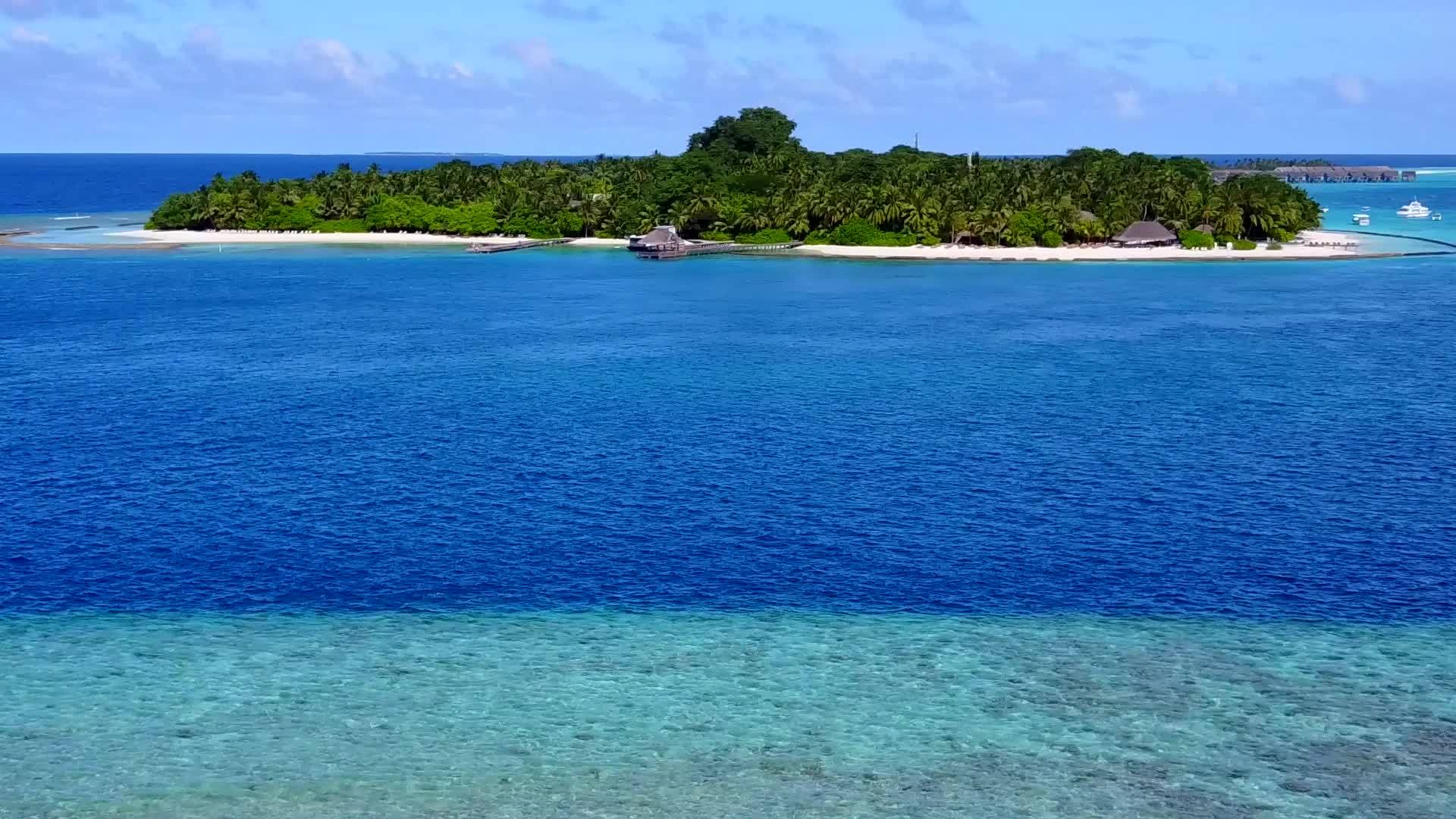 宁湾海滩度假区蓝海和白沙底蓝海无人驾驶飞机视频的预览图