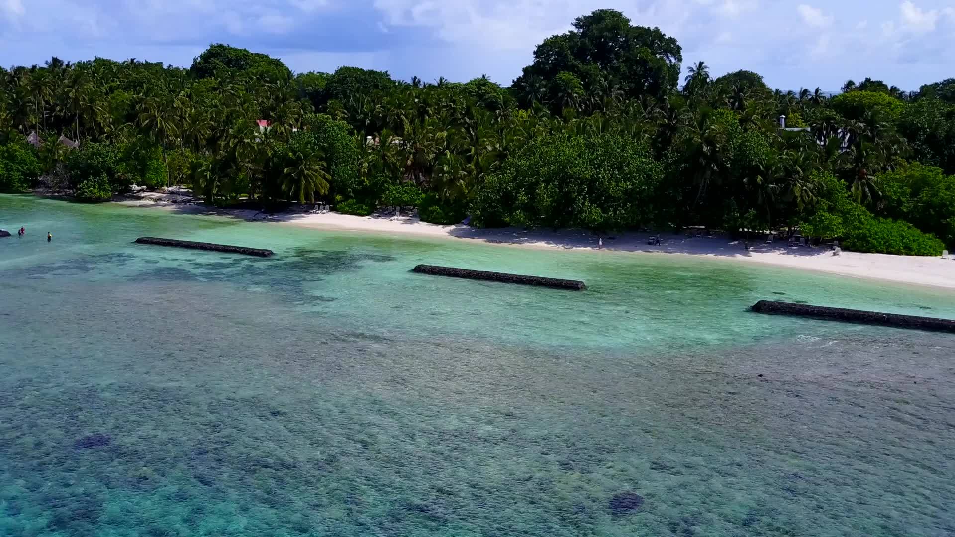 蓝色海洋和清洁海滩的背景视频的预览图