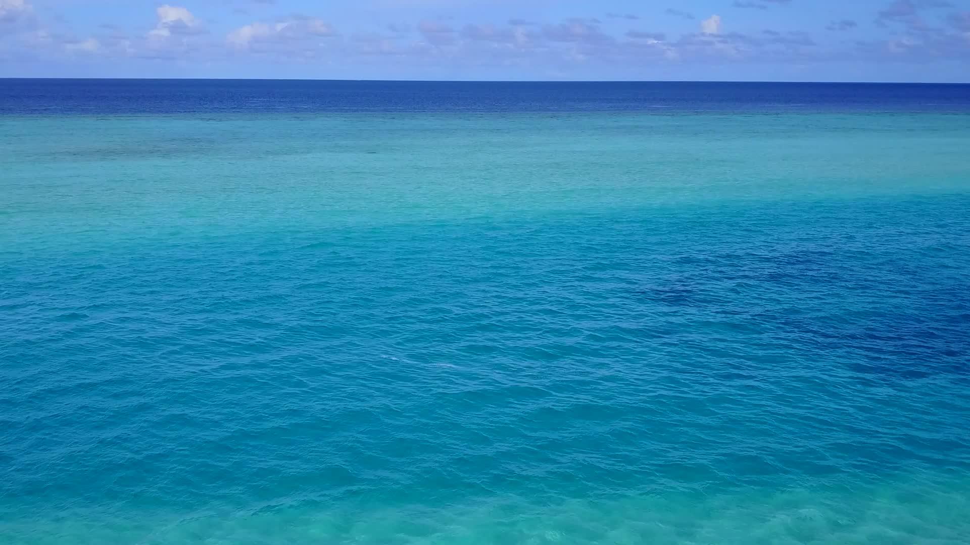 白沙背景蓝绿色海洋热带岛屿海滩度假空中景观视频的预览图