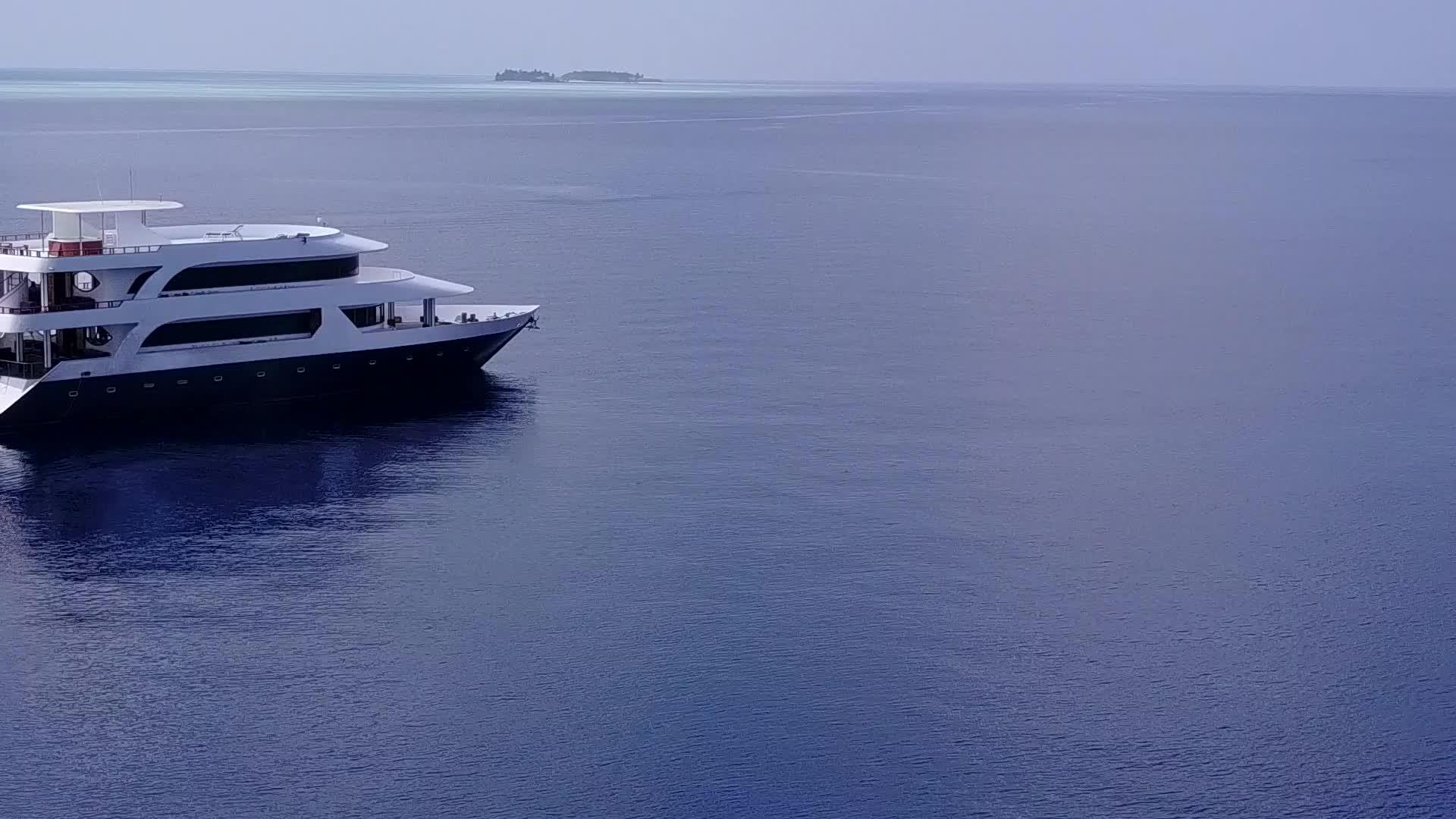 白色海滩背景浅海外岛屿海滩度假有空中无人驾驶视频的预览图