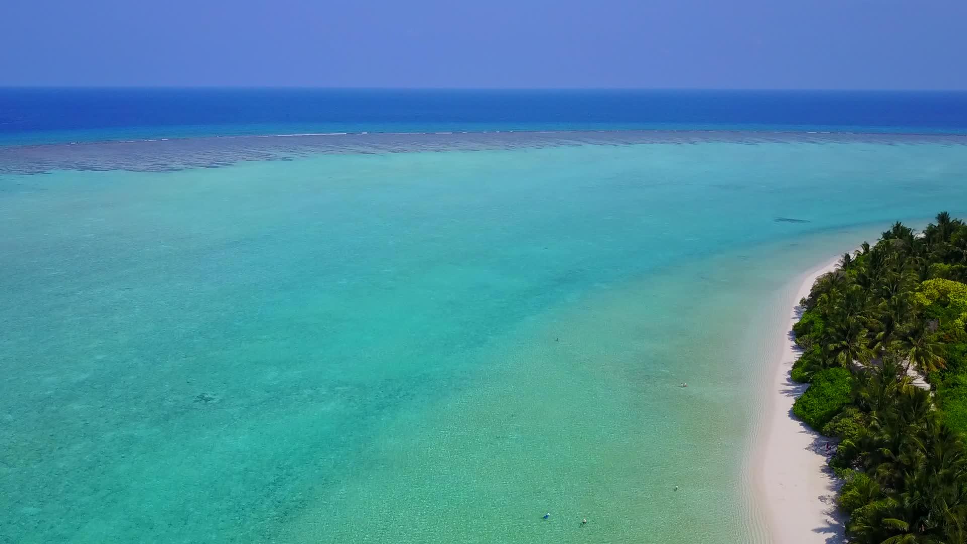 白沙背景蓝色泻湖热带海景海滩度假空中无人机旅游视频的预览图