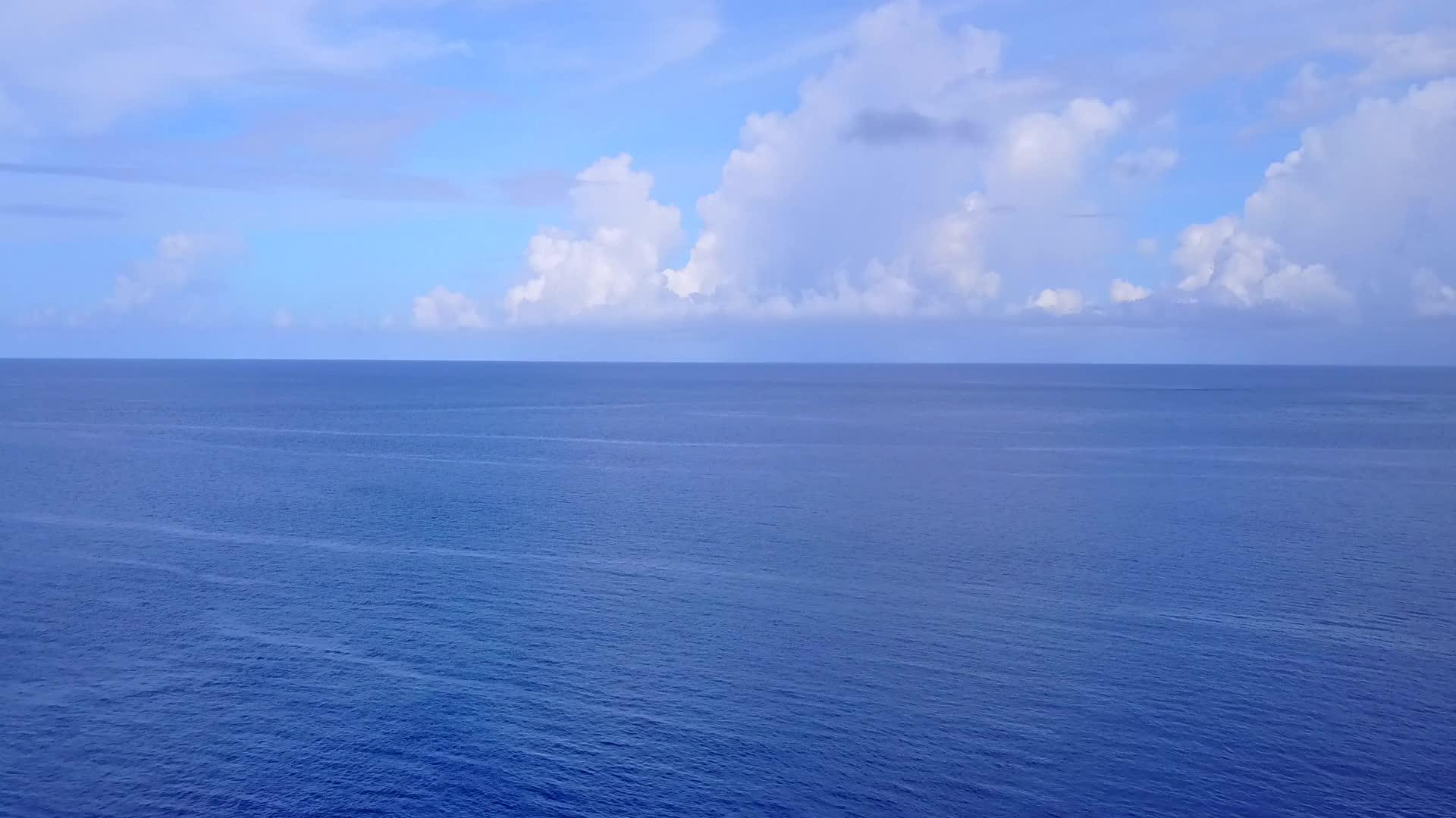 天堂泻湖海滩度假无人机空中风景视频的预览图