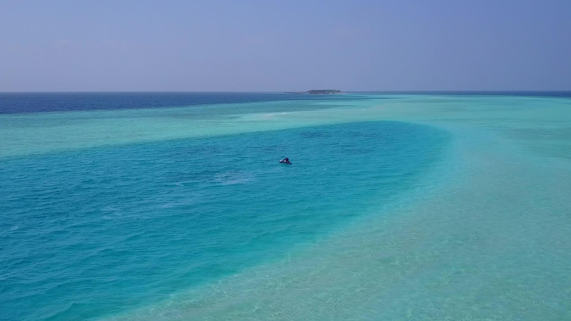 热带海湾海滩时间无人机空中天空和蓝海白沙背景视频的预览图