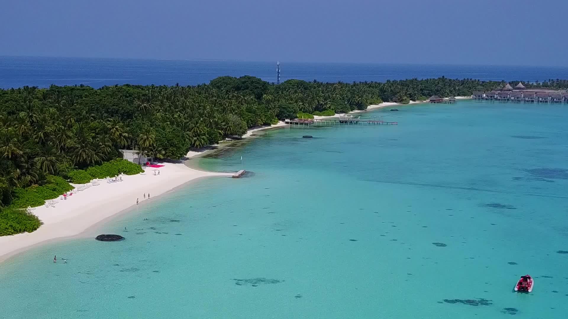 海洋度假胜地海滩以蓝色水和白色沙滩为背景打破了无人驾驶海滩视频的预览图
