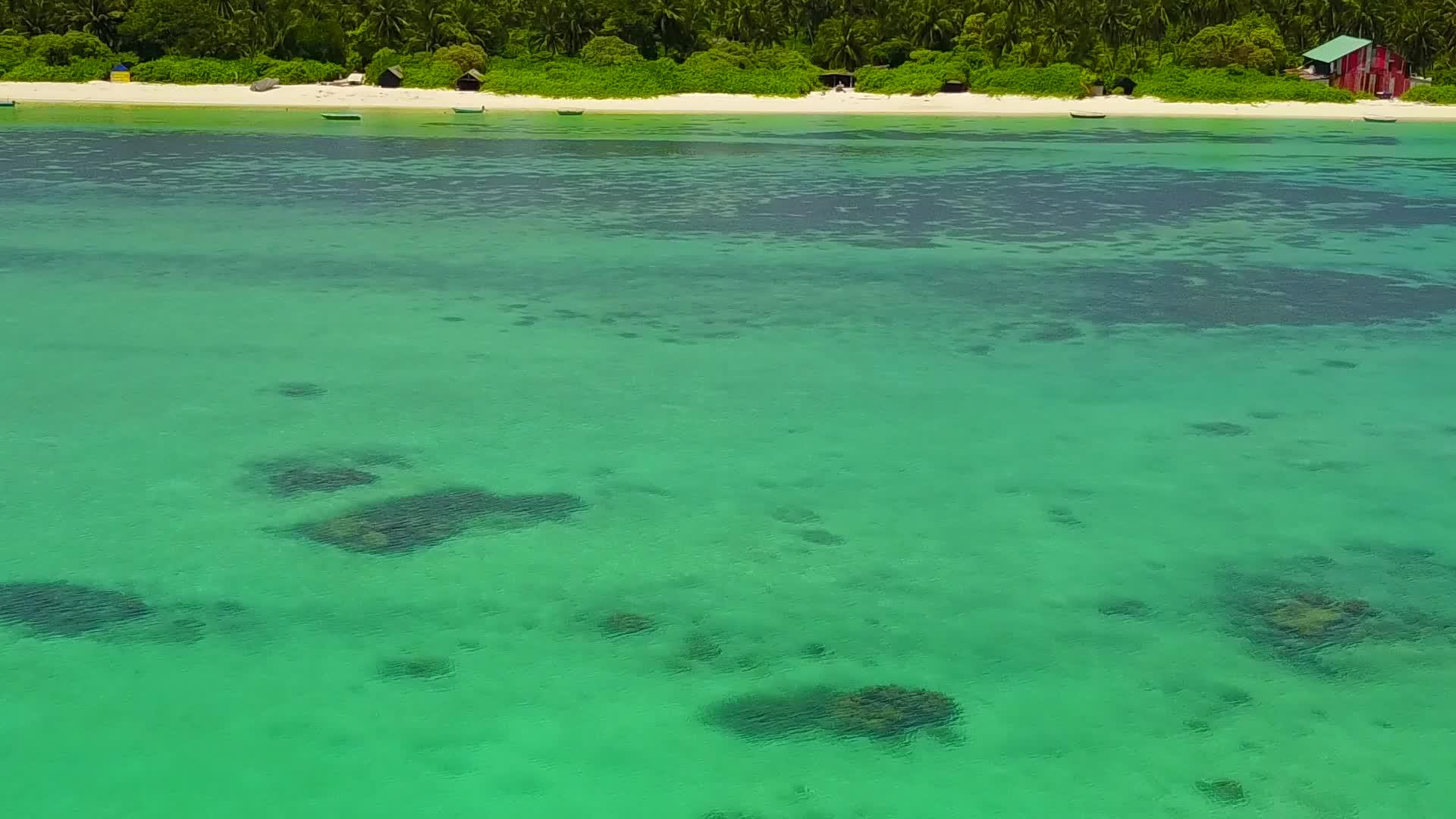 美丽的海岸海滩以蓝色的水和浅沙为背景断开时无人驾驶视频的预览图