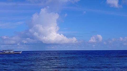 热带旅游海滩时间的空色沙土背景的蓝色水层中绘制视频的预览图