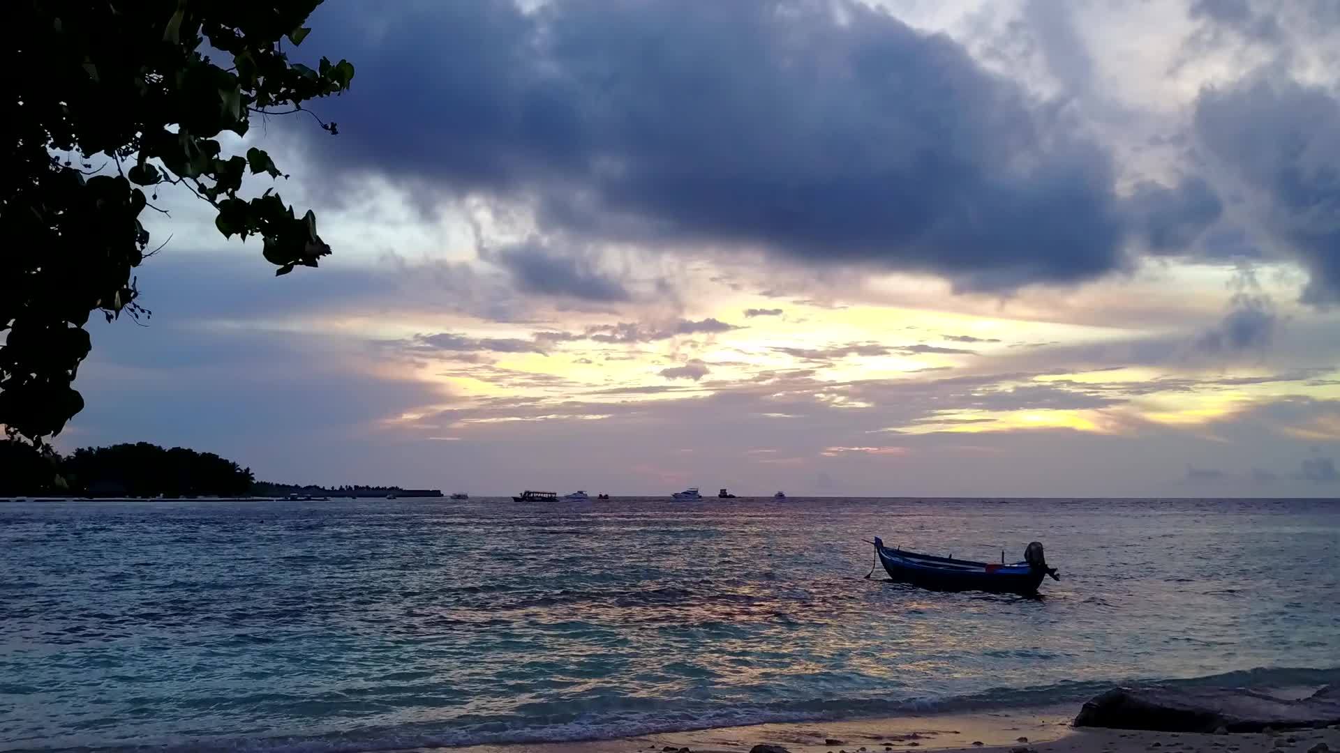在透明的大海和白色的海滩背景下完美的海滩度假无人机景观视频的预览图