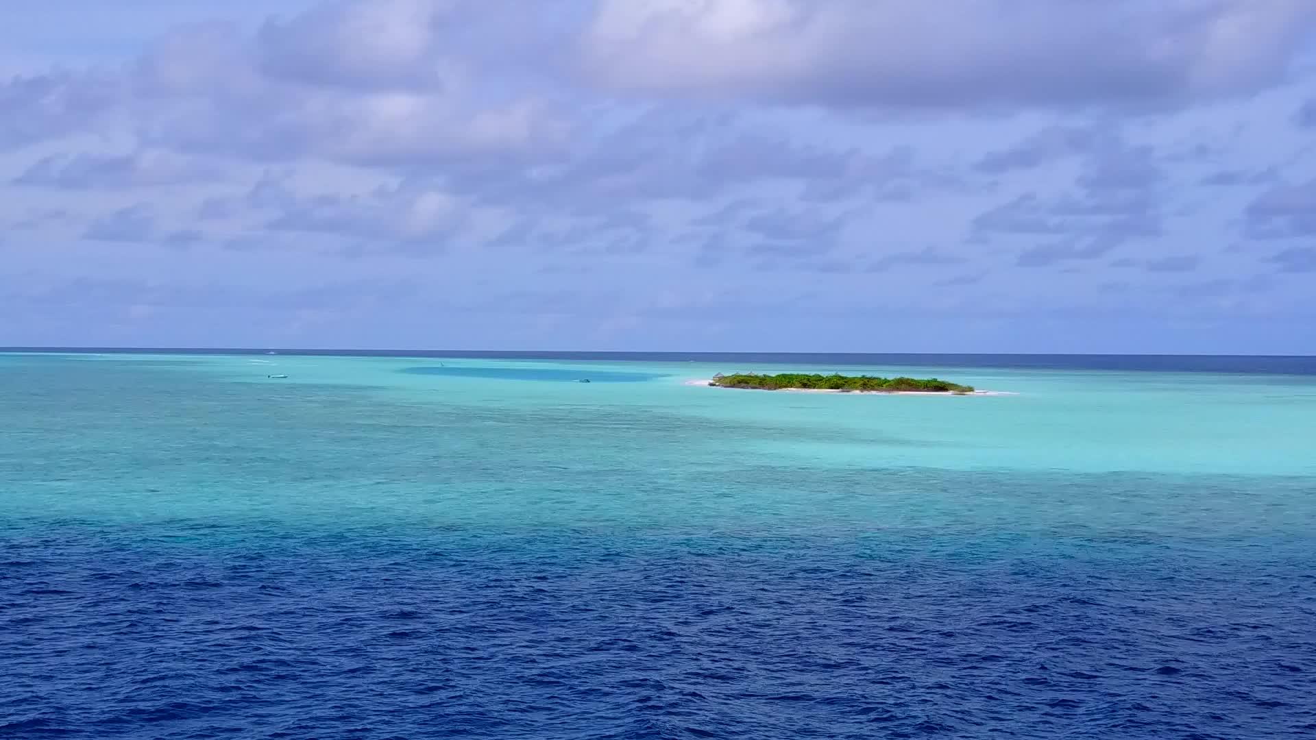 在蓝色泻湖和亮沙的背景下空中无人机在热带旅游海滩上航行视频的预览图
