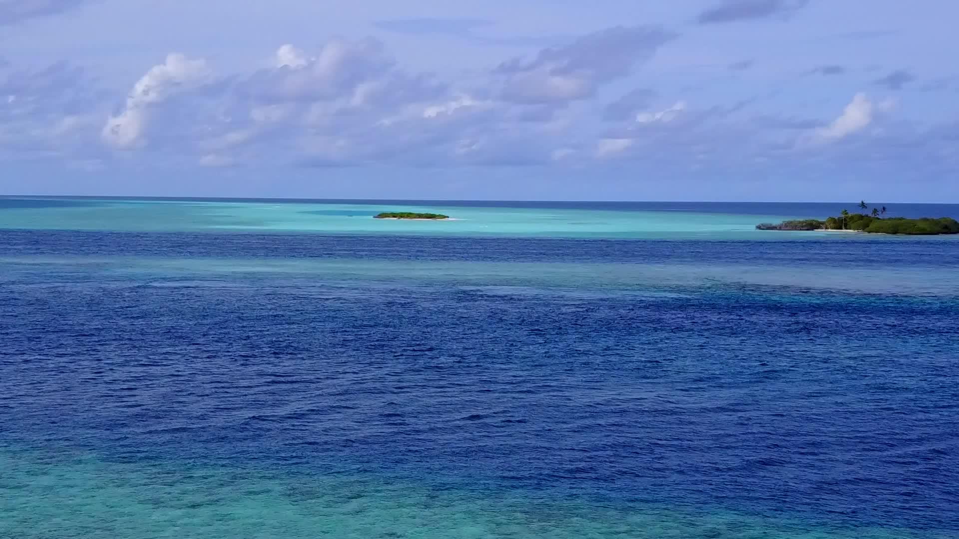 热带海滩野生生物通过浅环礁湖和白色海滩的背景视频的预览图