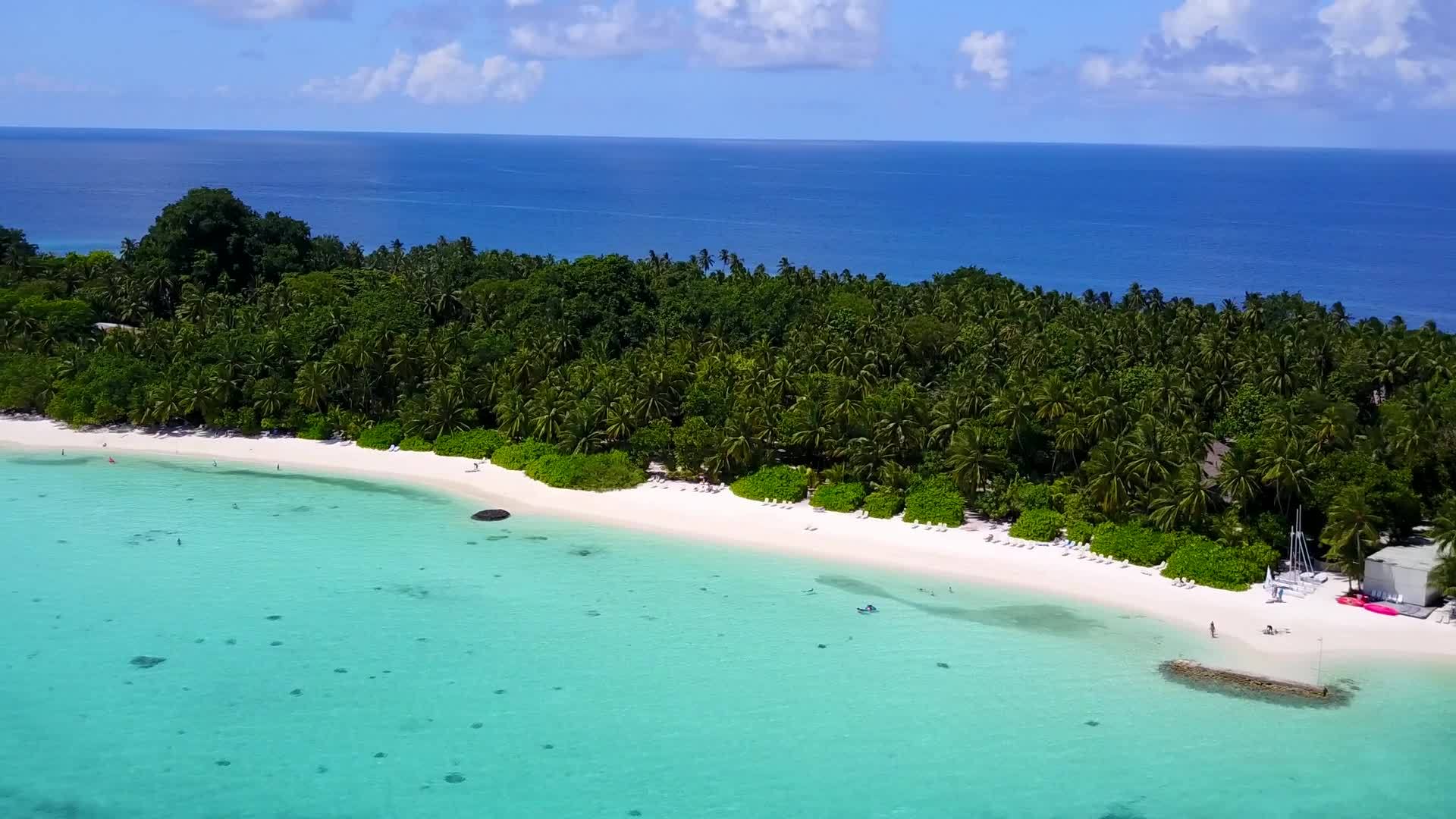 蓝绿色海洋和清洁沙滩背景的海滩度假胜地观视频的预览图