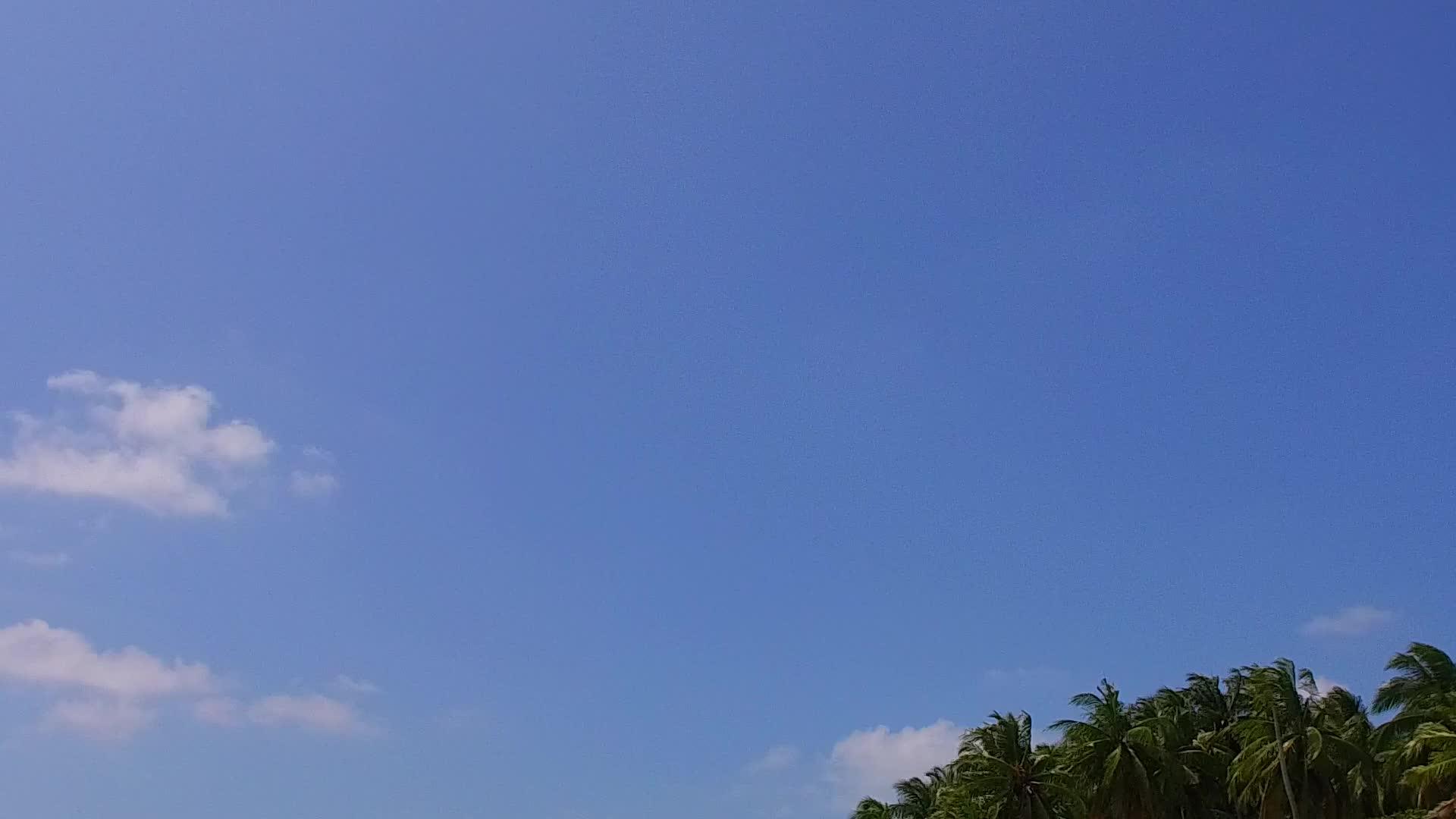 空中无人驾驶无人驾驶飞机抽象的豪华岛屿海滩生活方式视频的预览图