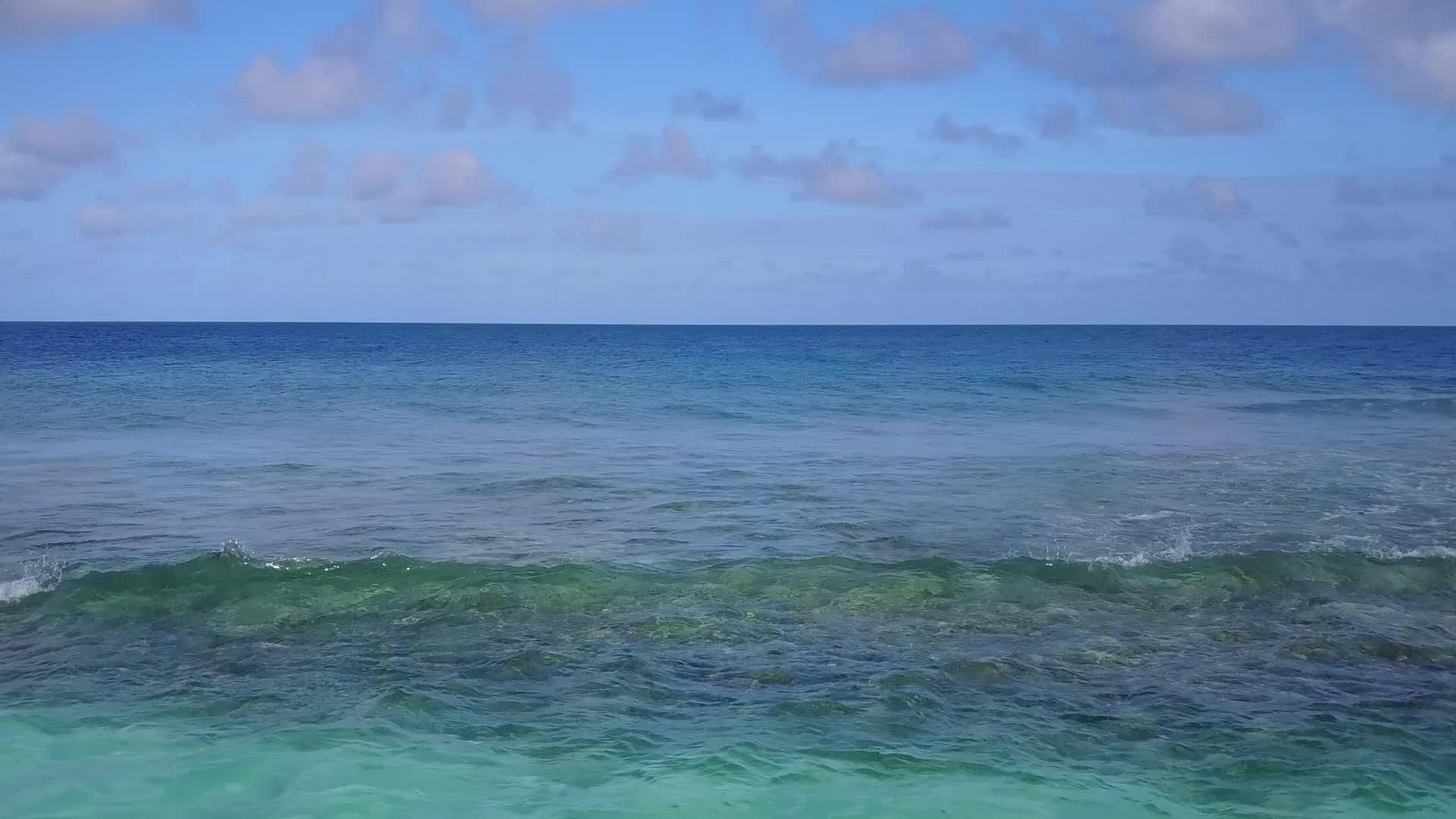 蓝海白沙背景下的异国情调海滨海滩度假无人机空中天空视频的预览图