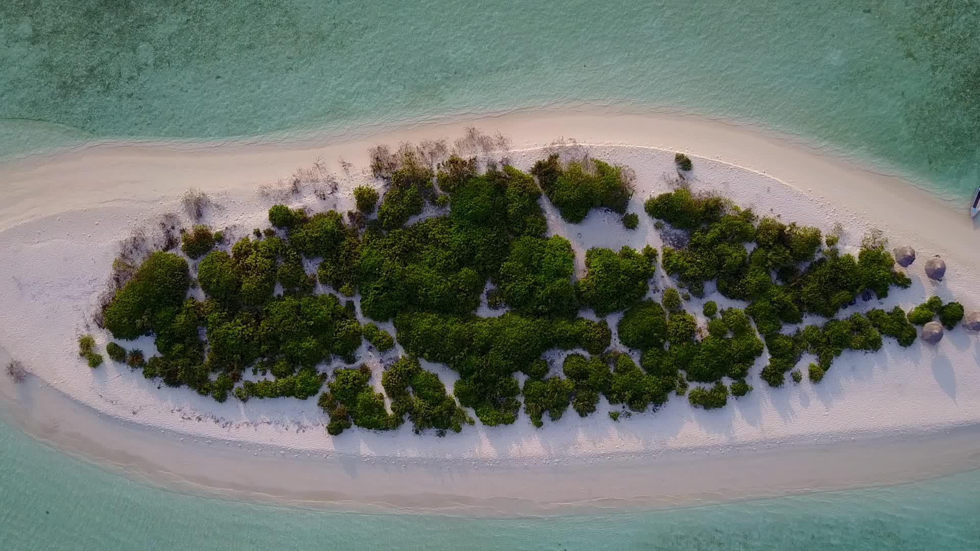 蓝环礁湖和白色海滩背景的海湾海滩冒险无人驾驶飞机视频的预览图