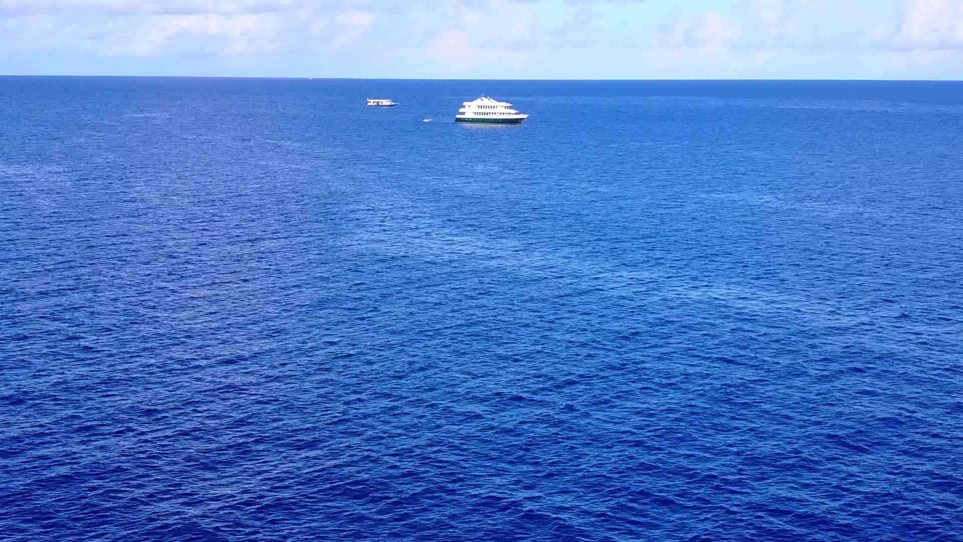 白沙的背景是蓝绿海环礁湖海滩上的长途风景视频的预览图
