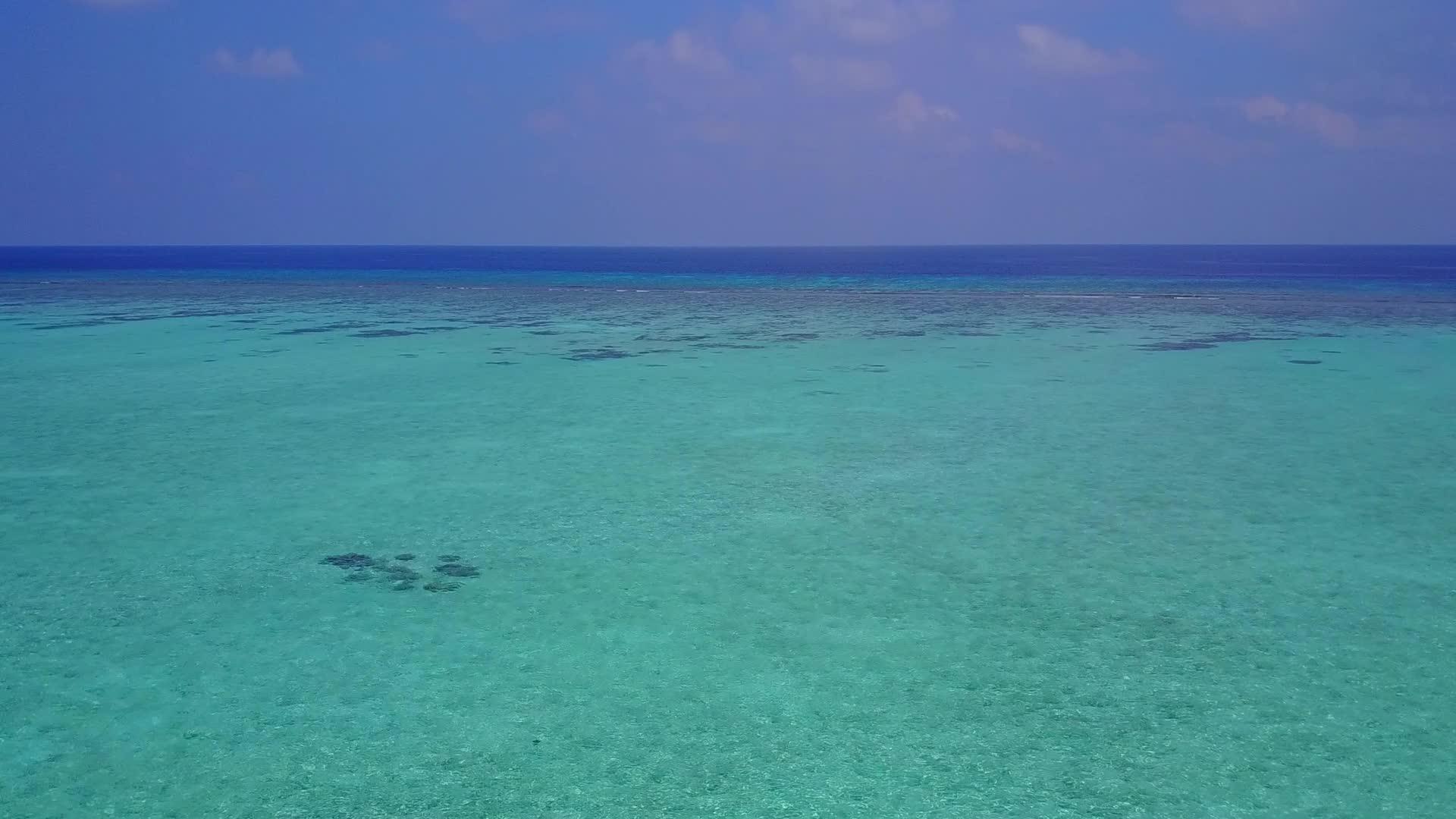 白沙背景清水下热带湾海滩度假无人机空中性质视频的预览图