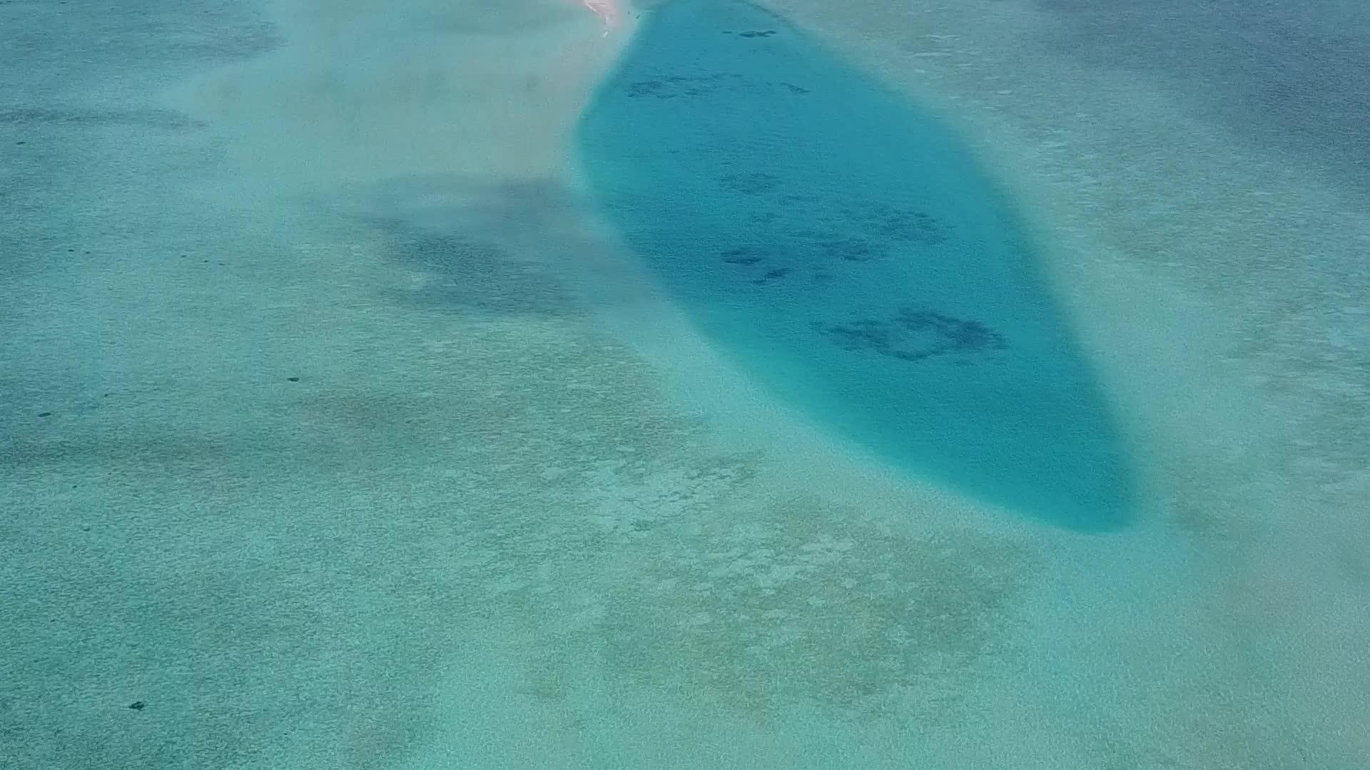 蓝色的海洋和浅沙的背景打破了沿海海滩的美丽天空视频的预览图