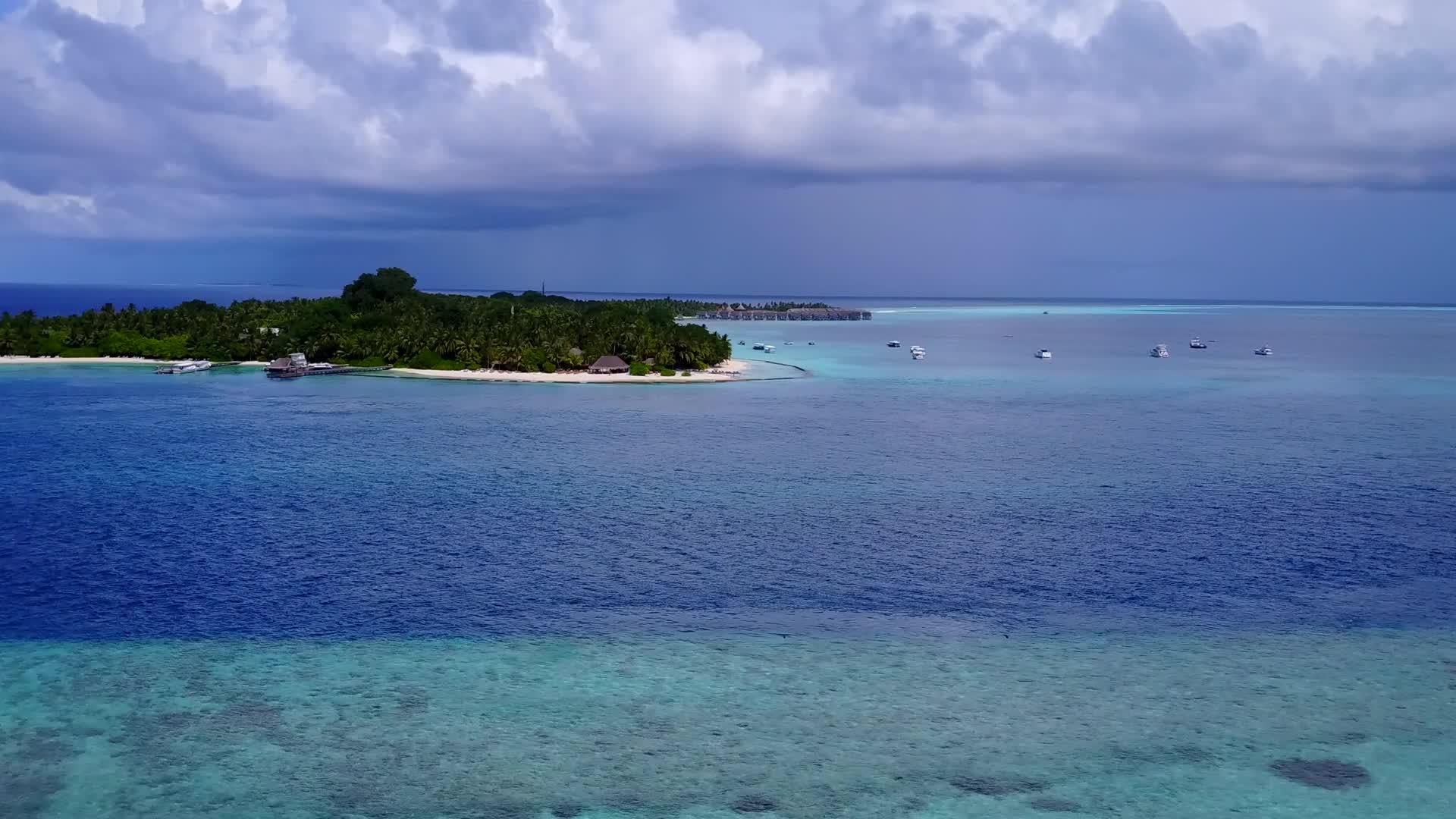 在浅海和白沙的背景下海岸海滩生活方式鸟瞰海景视频的预览图