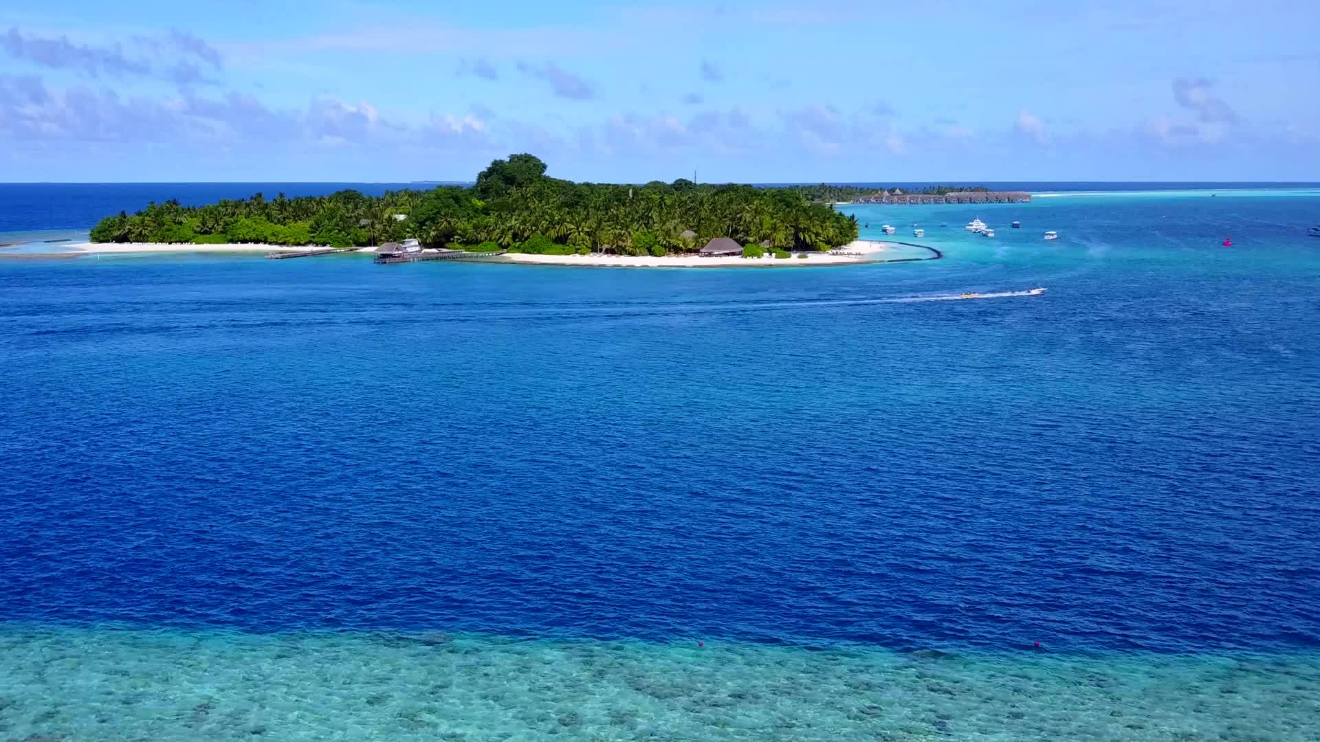 海滨海岸以蓝色环礁湖和白色沙底为背景视频的预览图