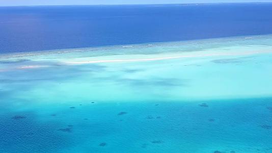 蓝绿色环礁湖对海洋海岸海滩野生生物有清洁的沙土背景视频的预览图